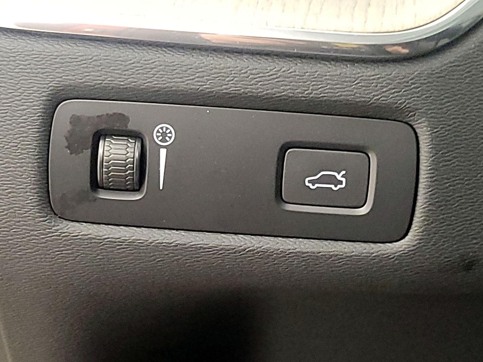 Thumbnail: 2022 Volvo XC60 - 13