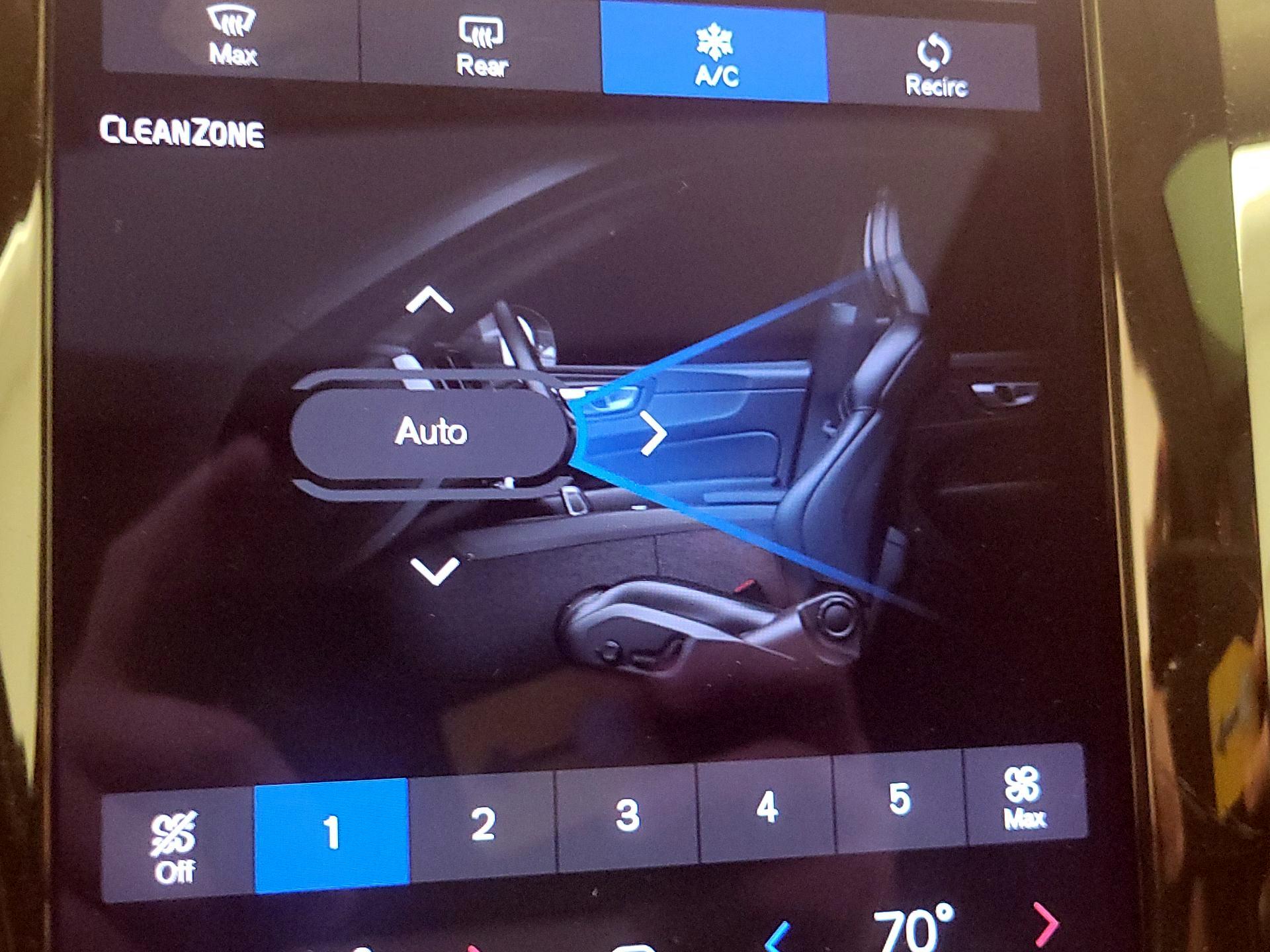 Thumbnail: 2022 Volvo XC60 - 16