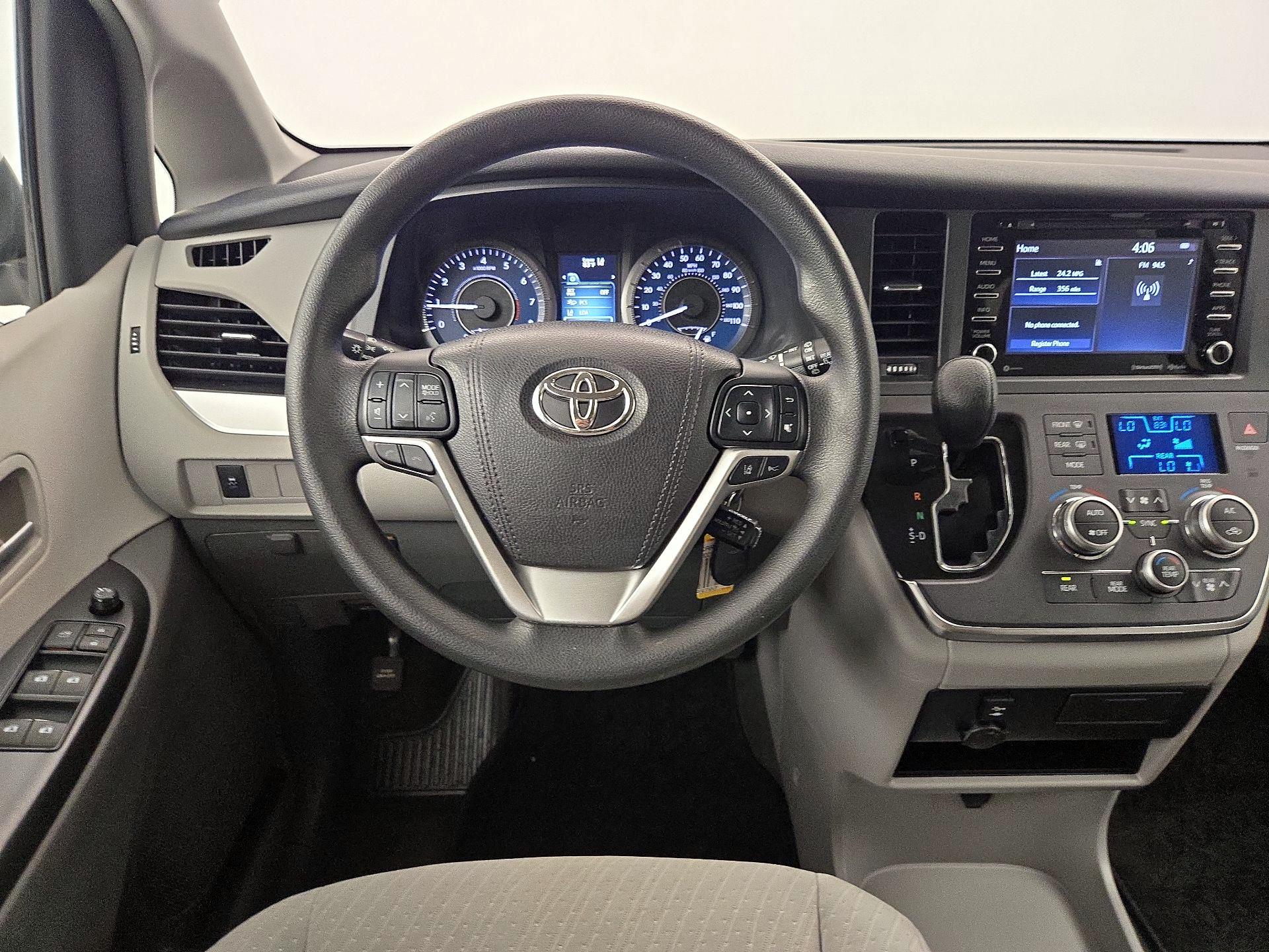 Thumbnail: 2018 Toyota Sienna - 10