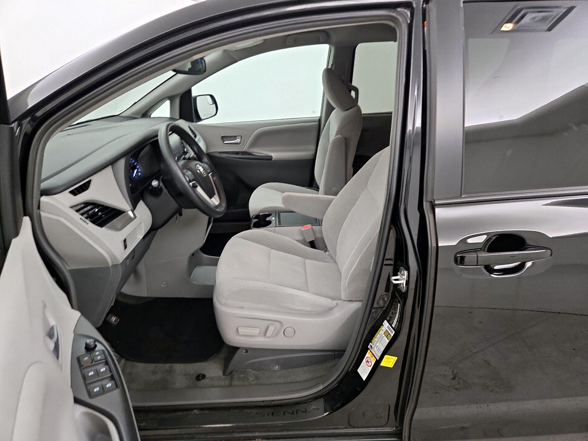 Thumbnail: 2018 Toyota Sienna - 11