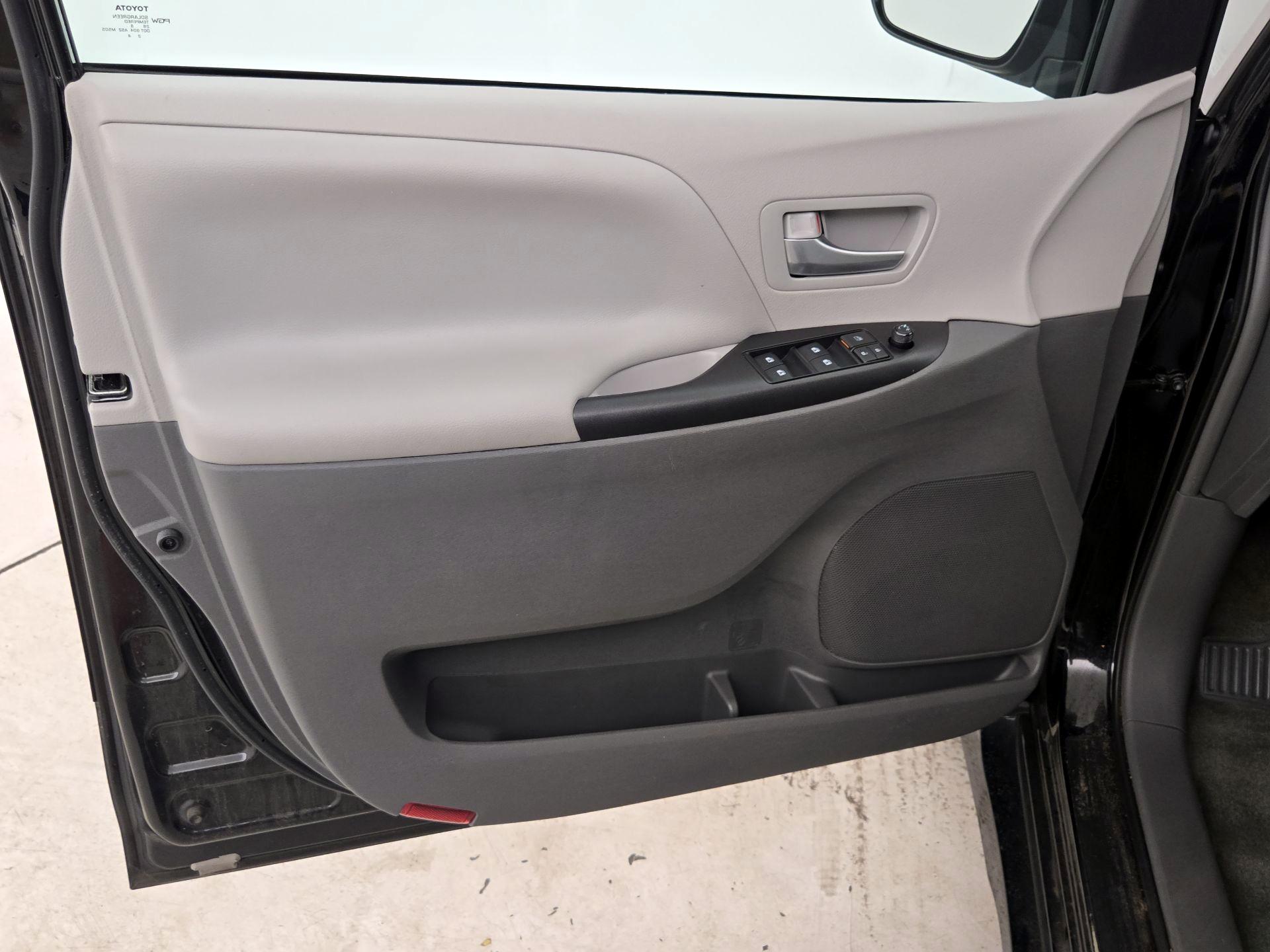 Thumbnail: 2018 Toyota Sienna - 12