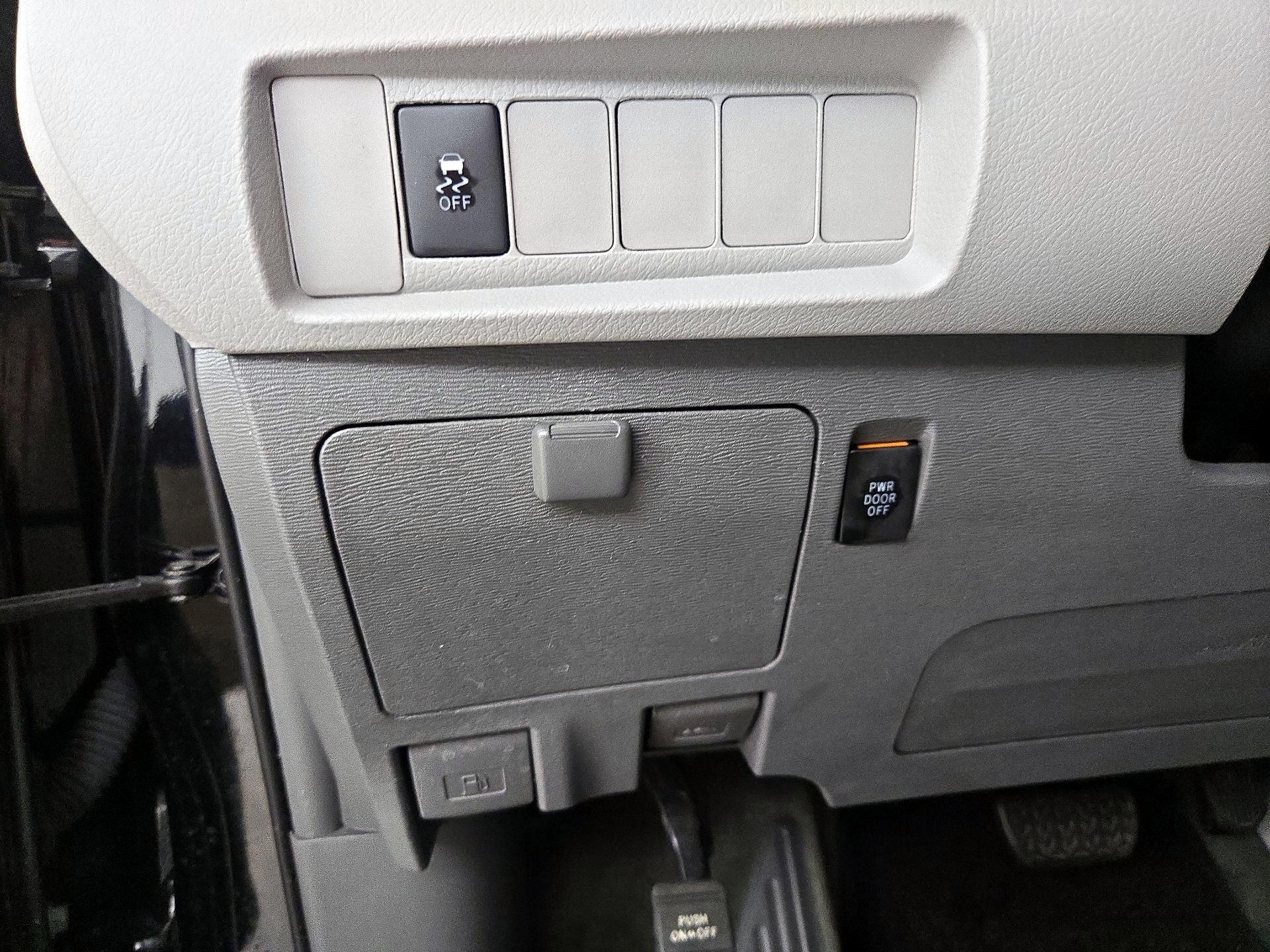 Thumbnail: 2018 Toyota Sienna - 13