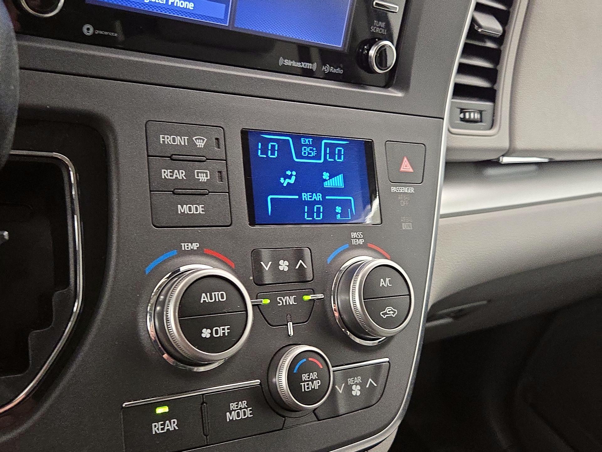 Thumbnail: 2018 Toyota Sienna - 16