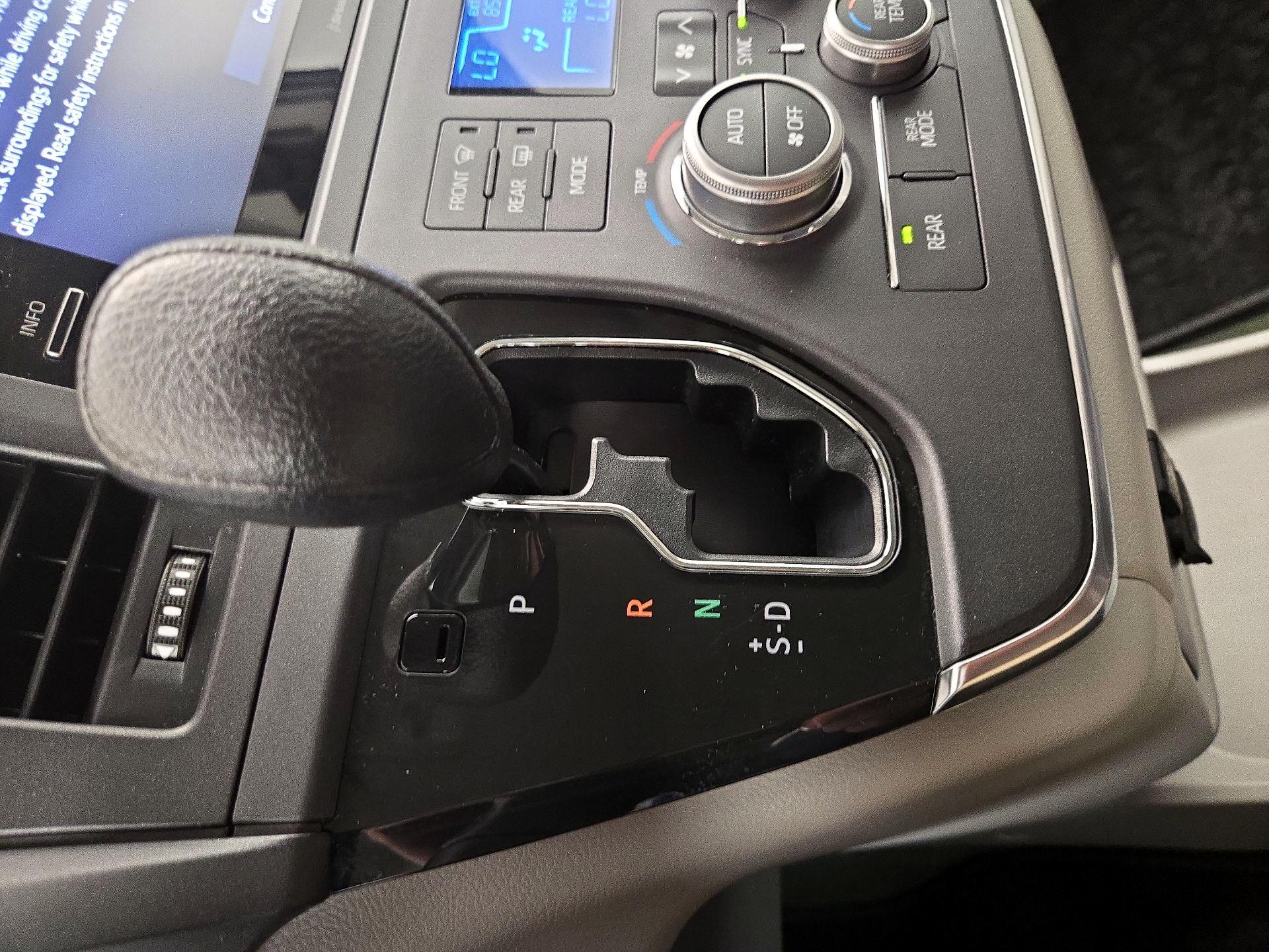 Thumbnail: 2018 Toyota Sienna - 17