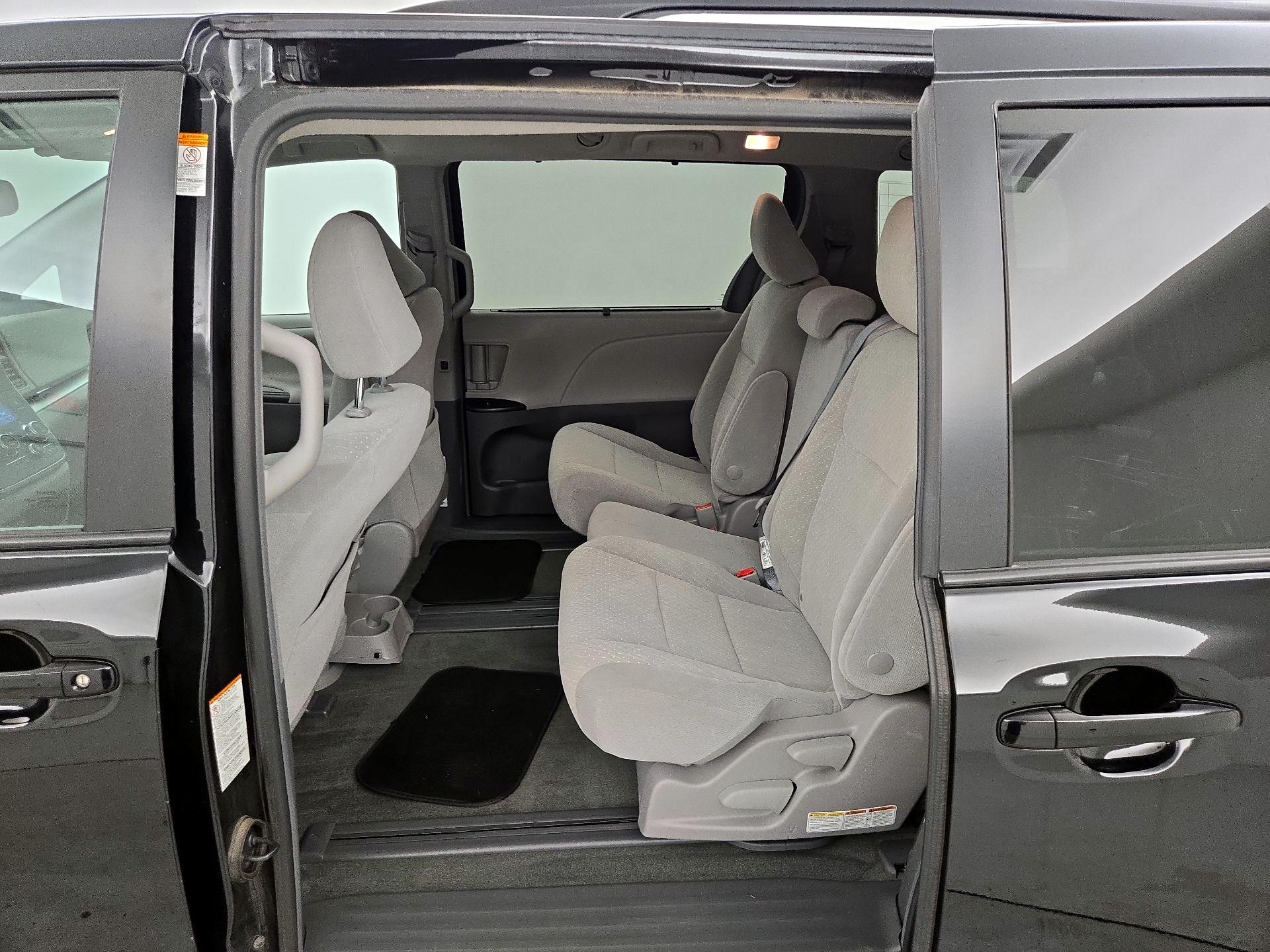 Thumbnail: 2018 Toyota Sienna - 19
