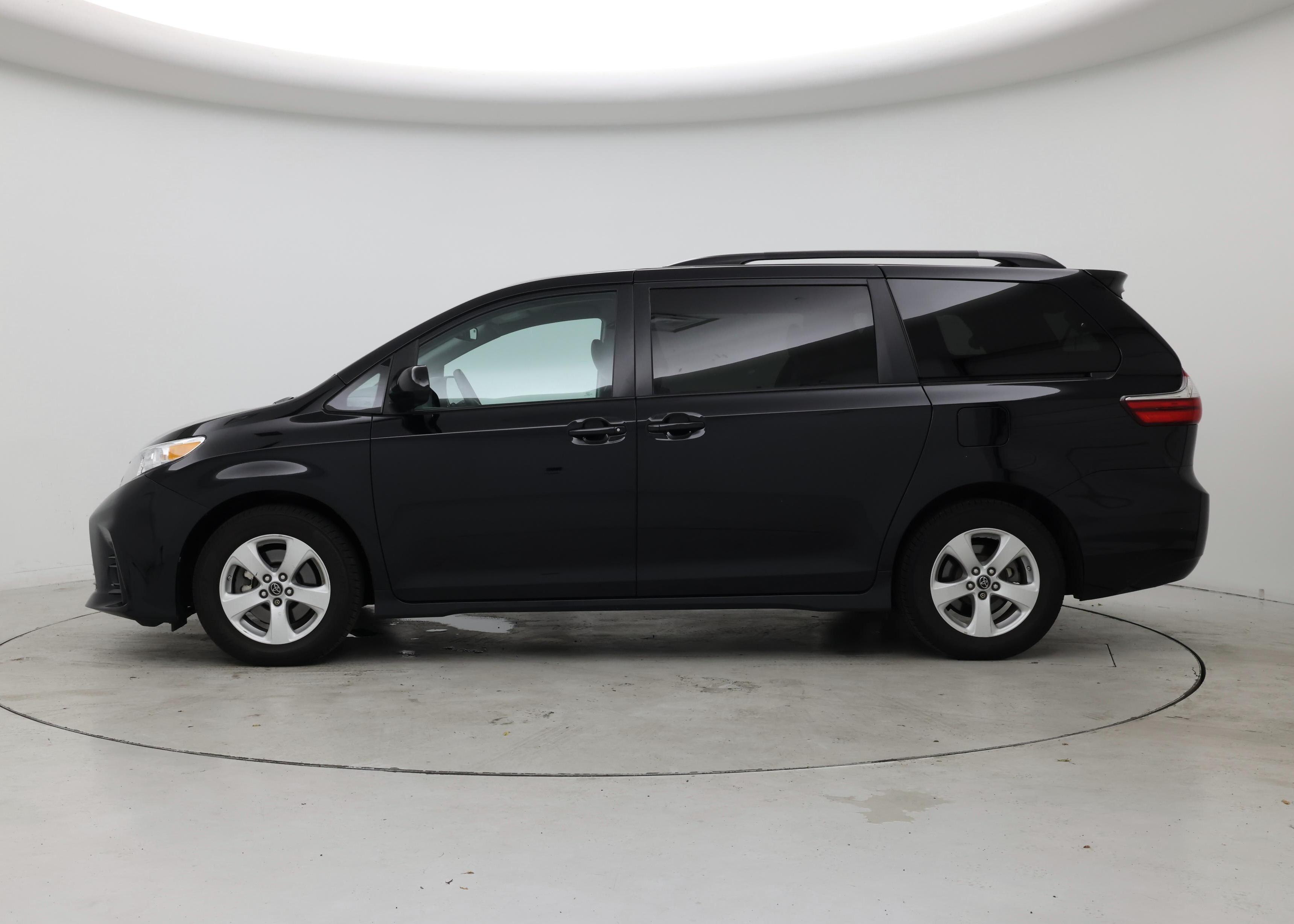 Thumbnail: 2018 Toyota Sienna - 3