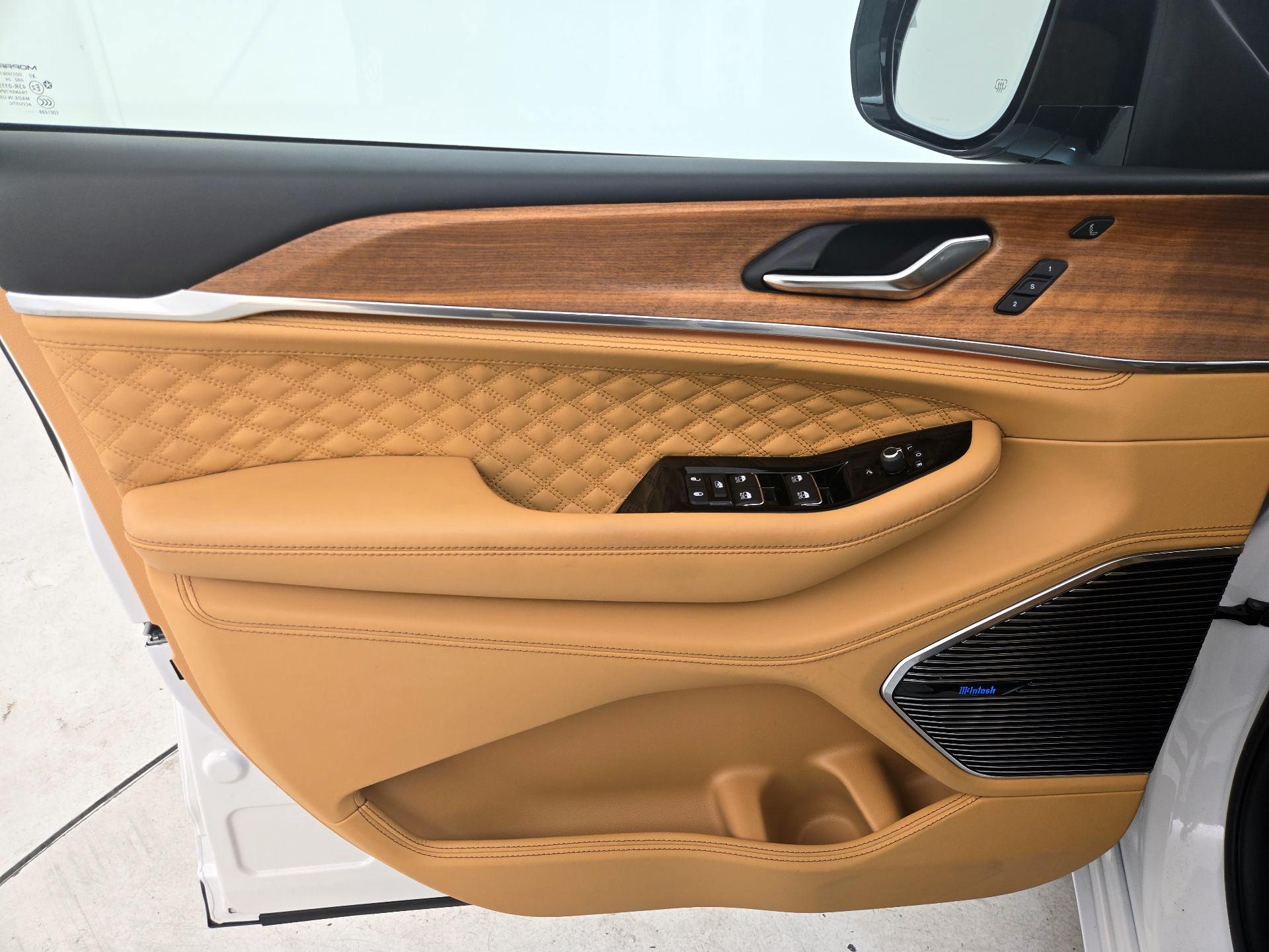 Thumbnail: 2024 Jeep Grand Cherokee - 12