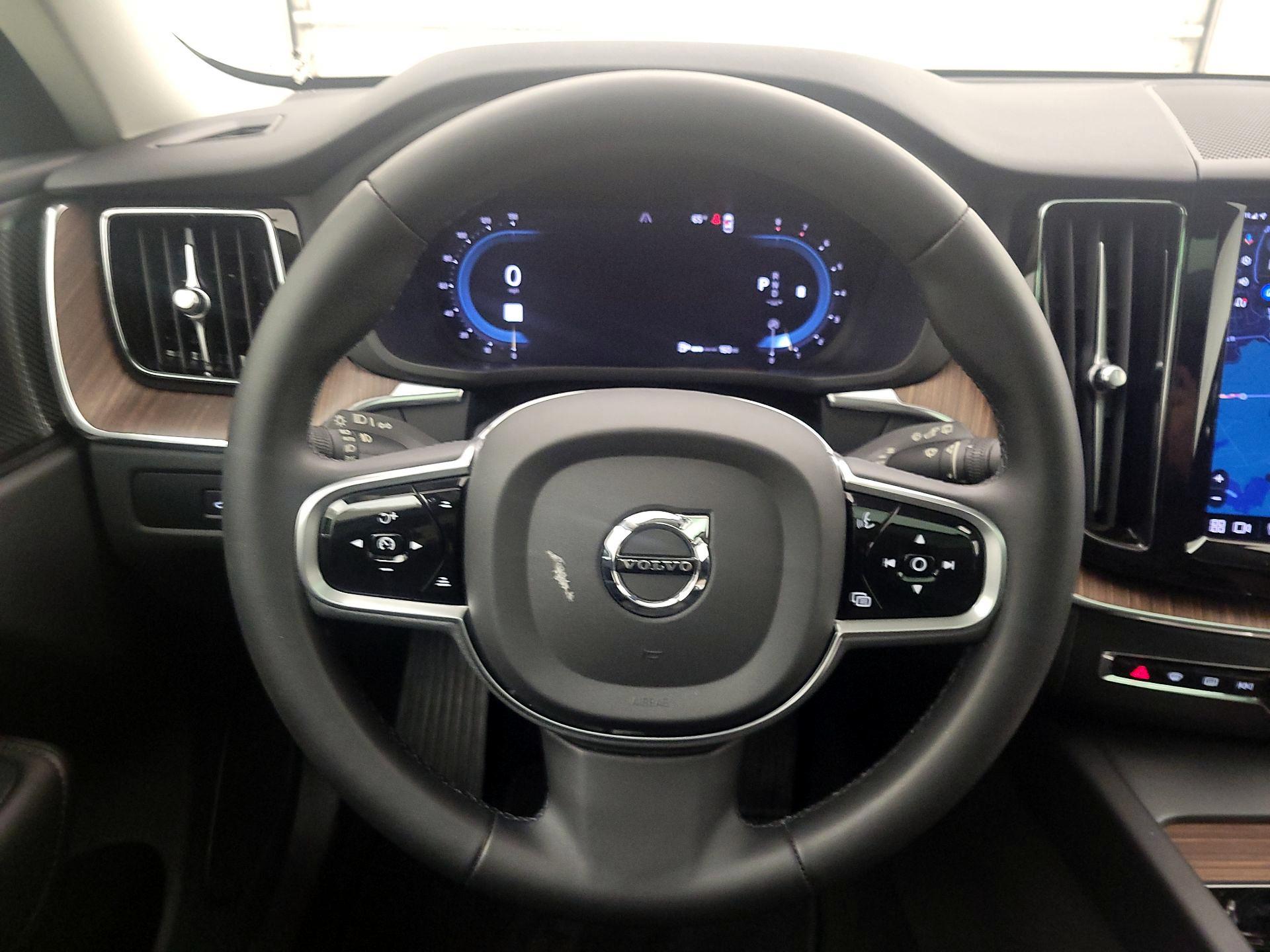 Thumbnail: 2023 Volvo XC60 - 10