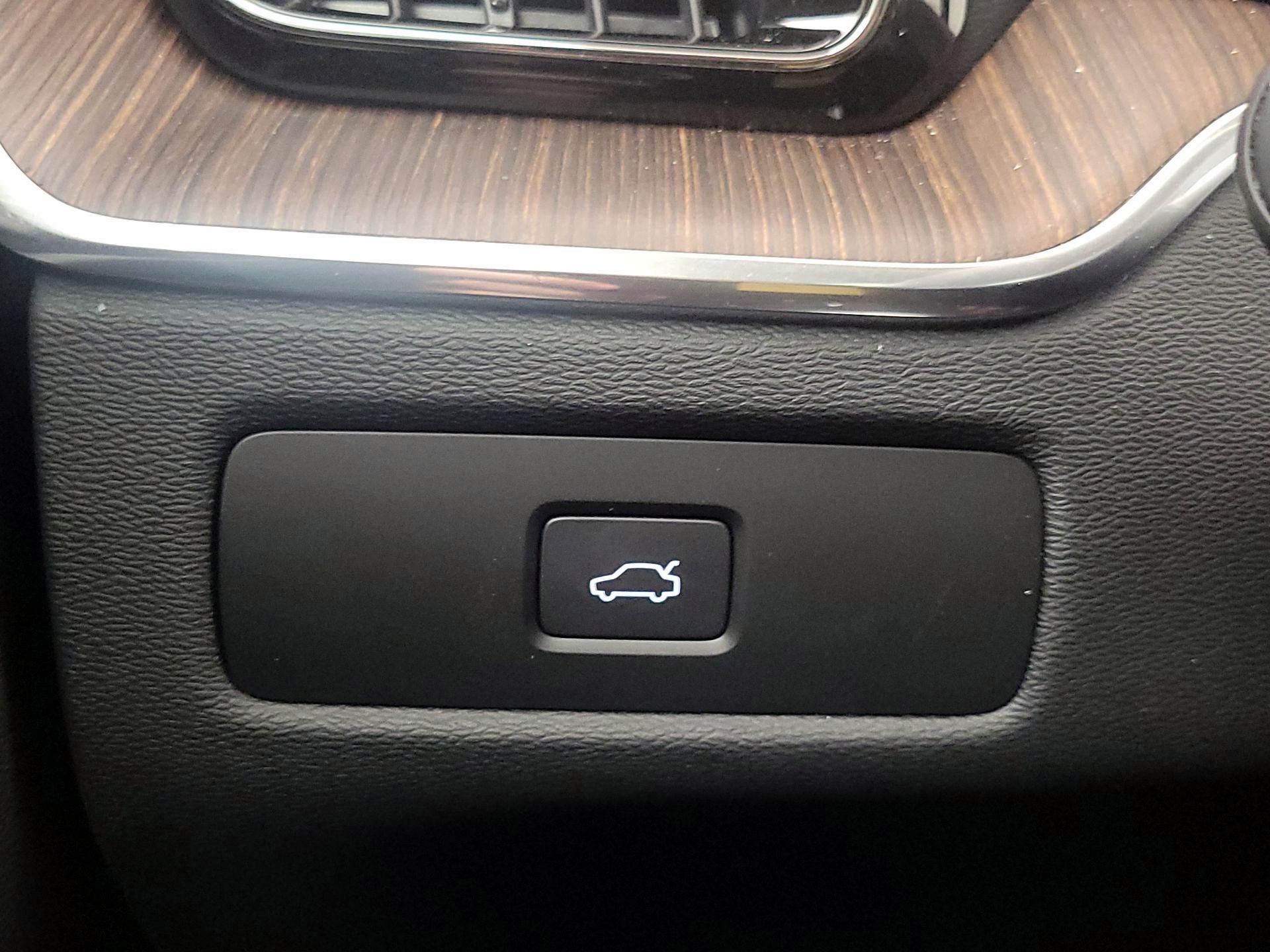 Thumbnail: 2023 Volvo XC60 - 13