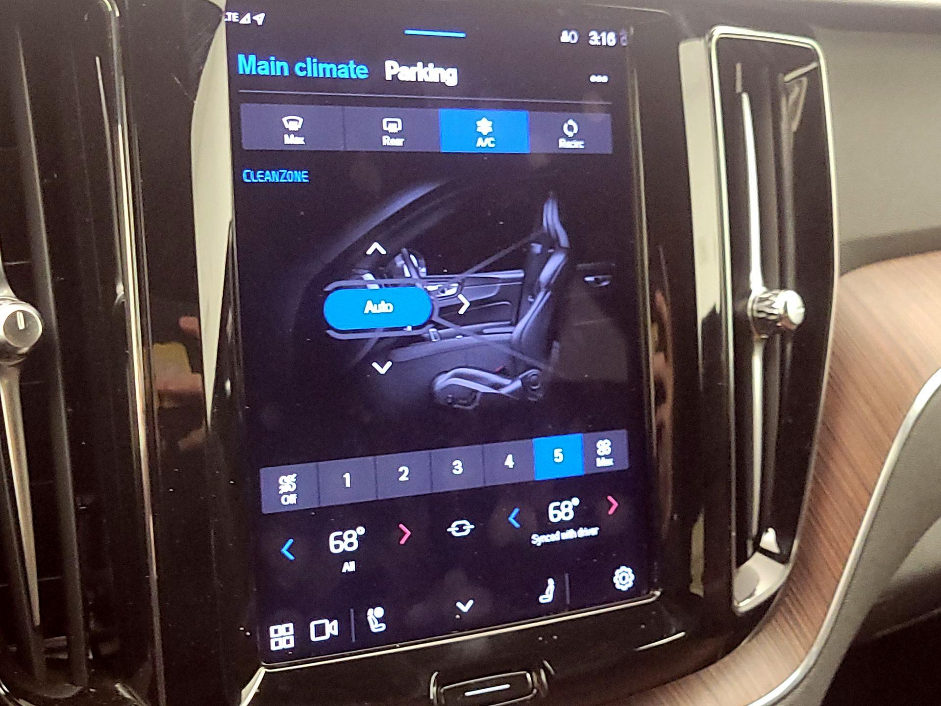 Thumbnail: 2023 Volvo XC60 - 16