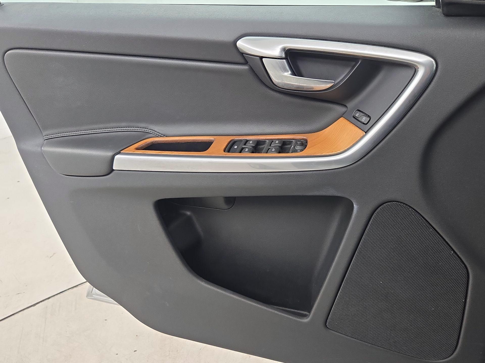 Thumbnail: 2017 Volvo XC60 - 12