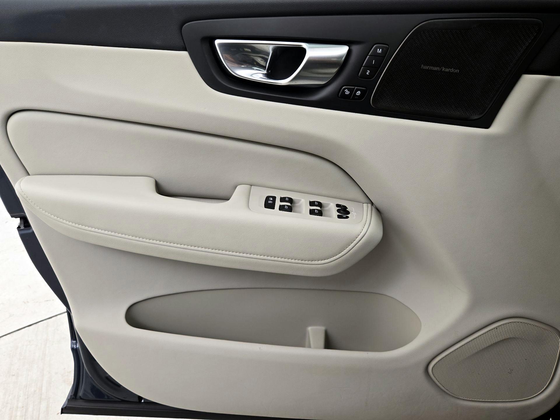 Thumbnail: 2023 Volvo XC60 - 12