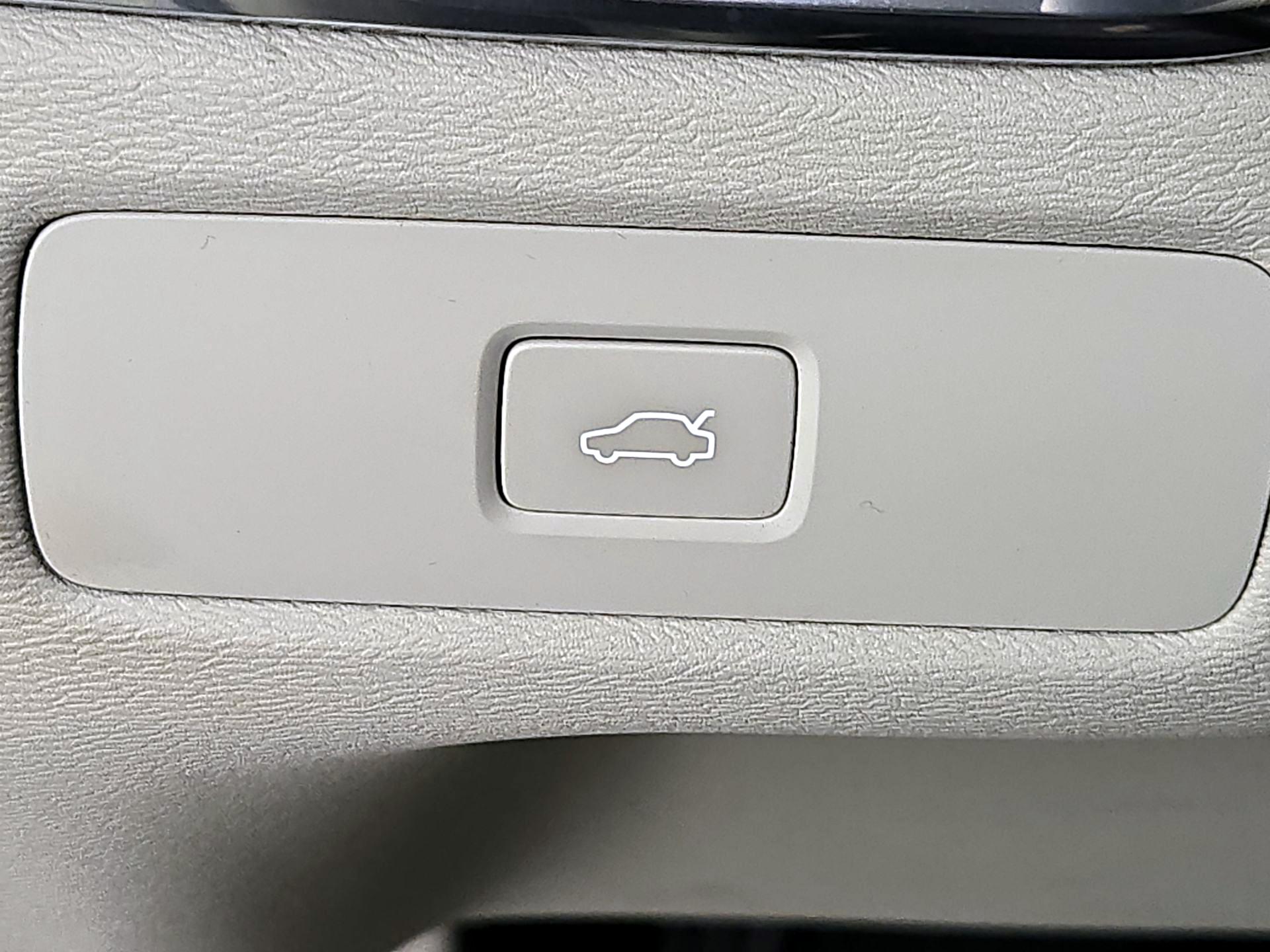 Thumbnail: 2023 Volvo XC60 - 13