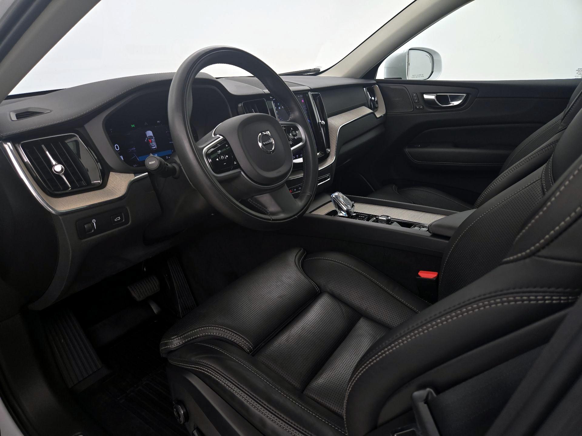Thumbnail: 2022 Volvo XC60 - 11