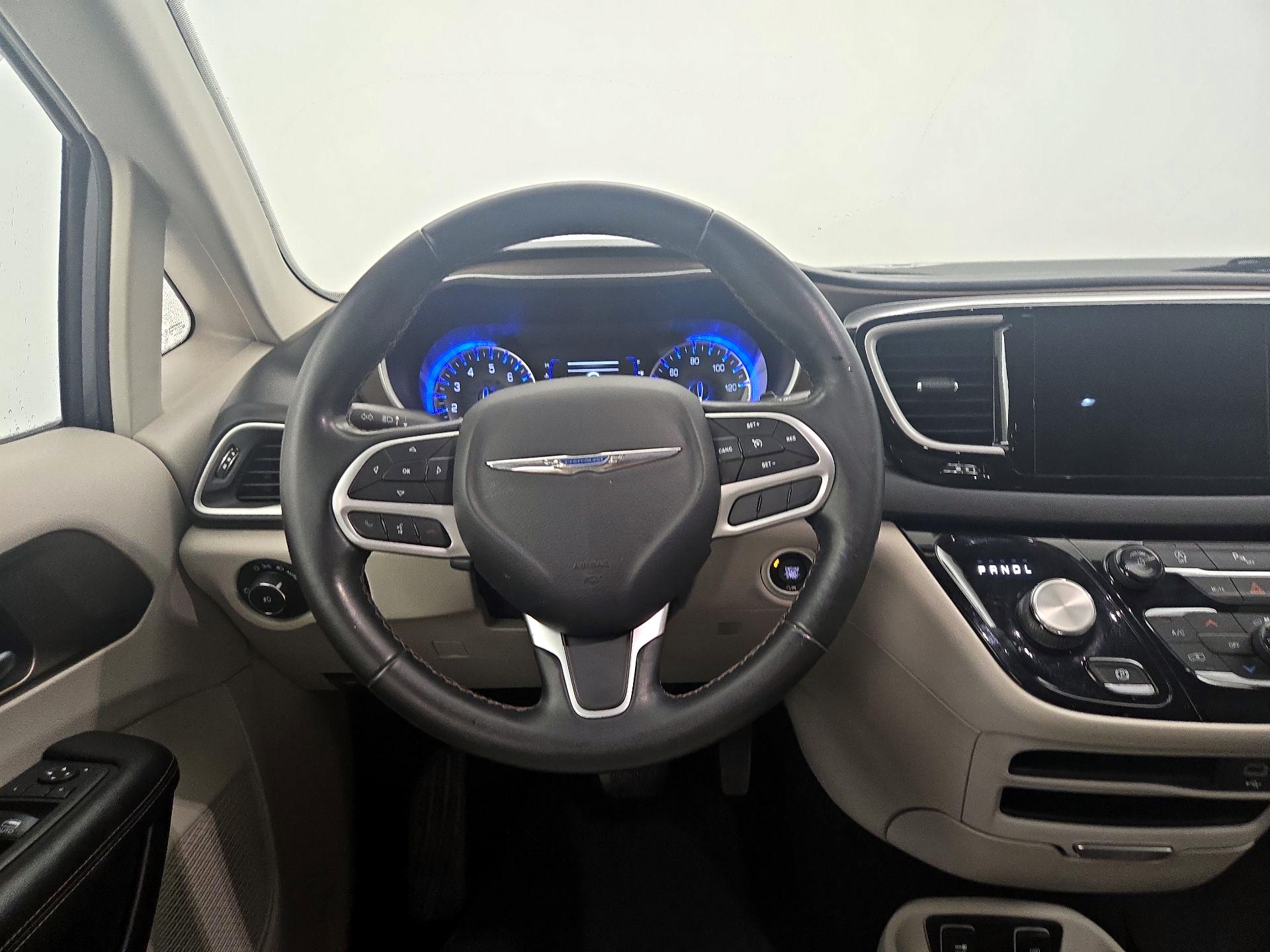 Thumbnail: 2018 Chrysler Pacifica - 10