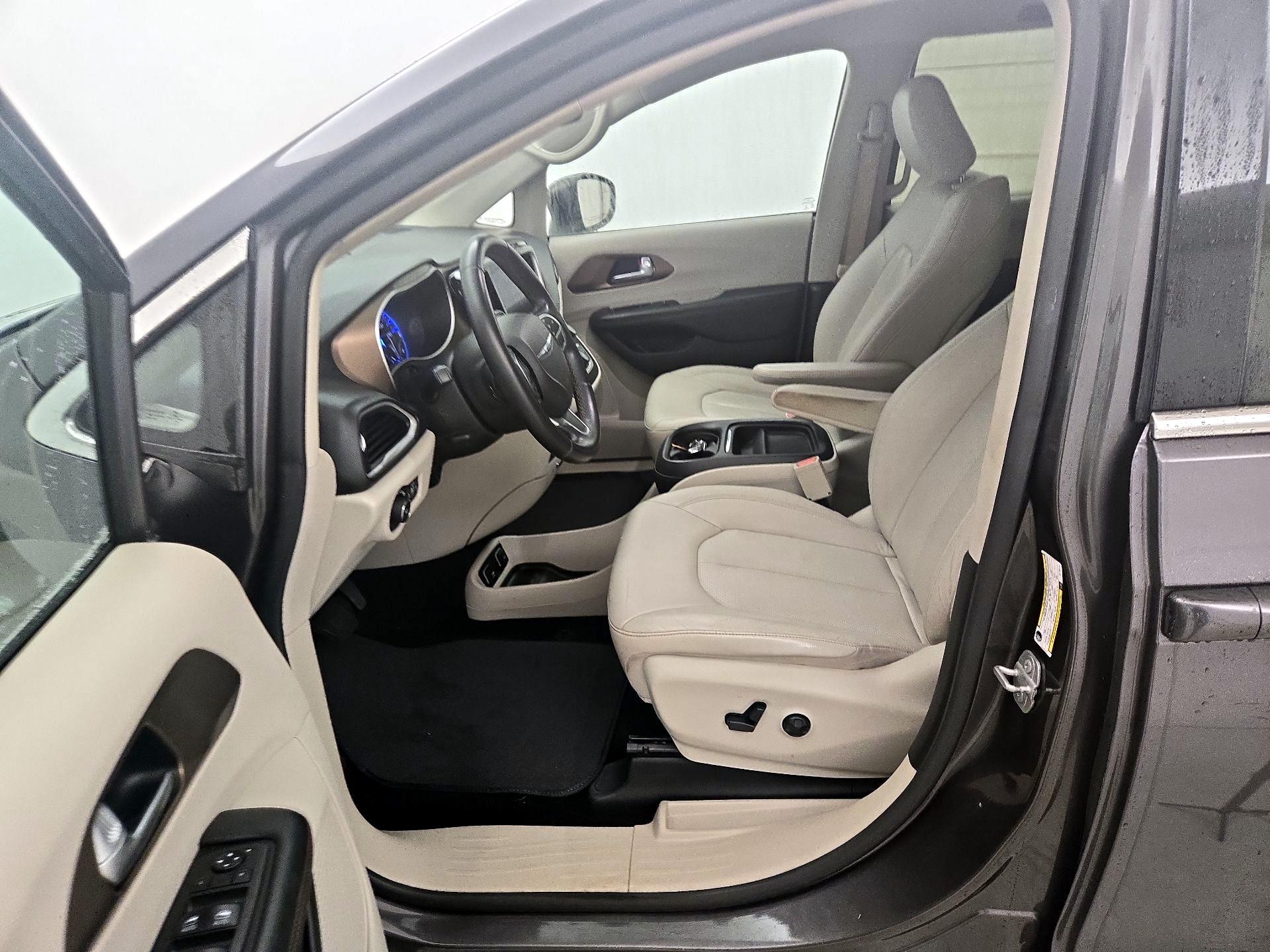 Thumbnail: 2018 Chrysler Pacifica - 11