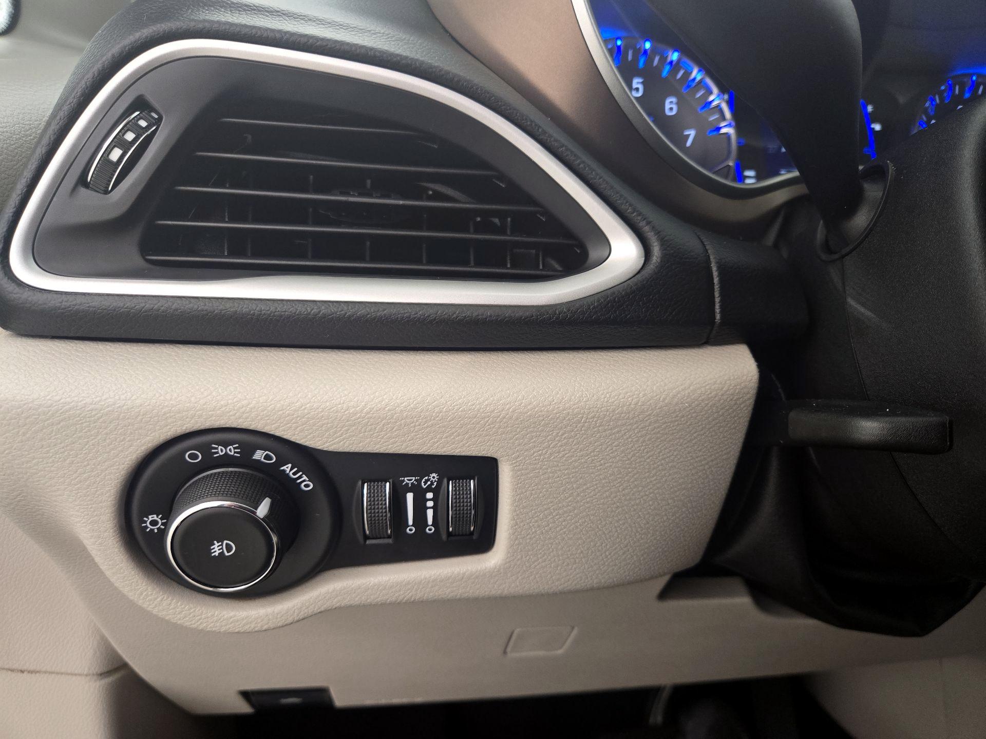 Thumbnail: 2018 Chrysler Pacifica - 13