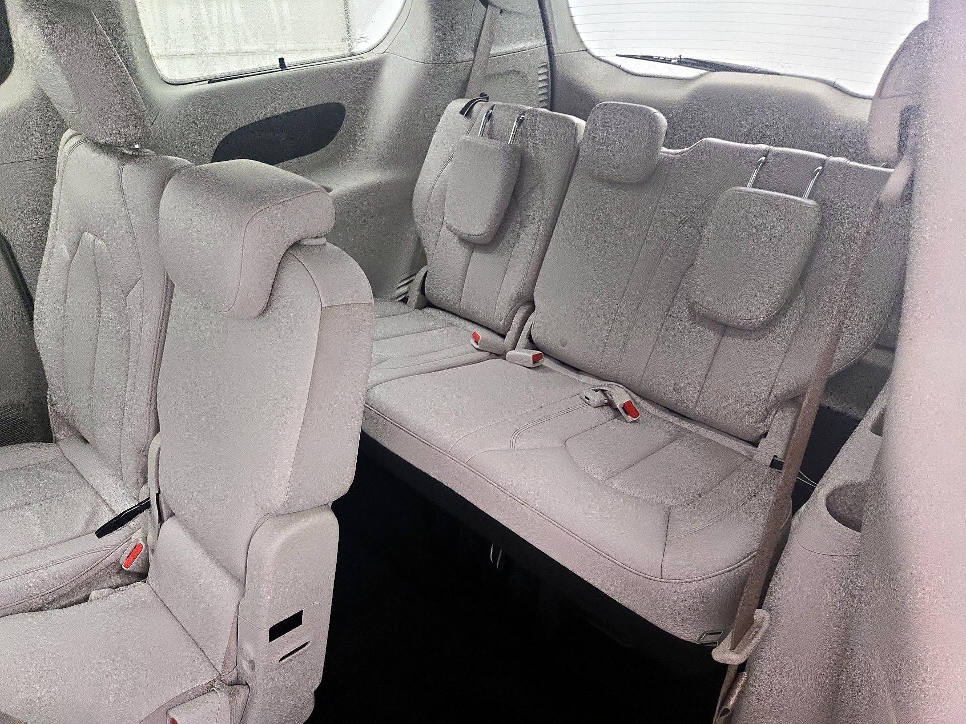 Thumbnail: 2018 Chrysler Pacifica - 20