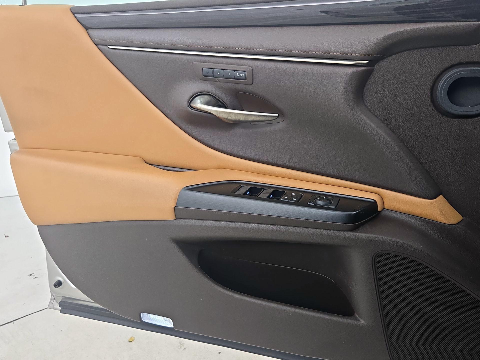 Thumbnail: 2019 Lexus ES - 12