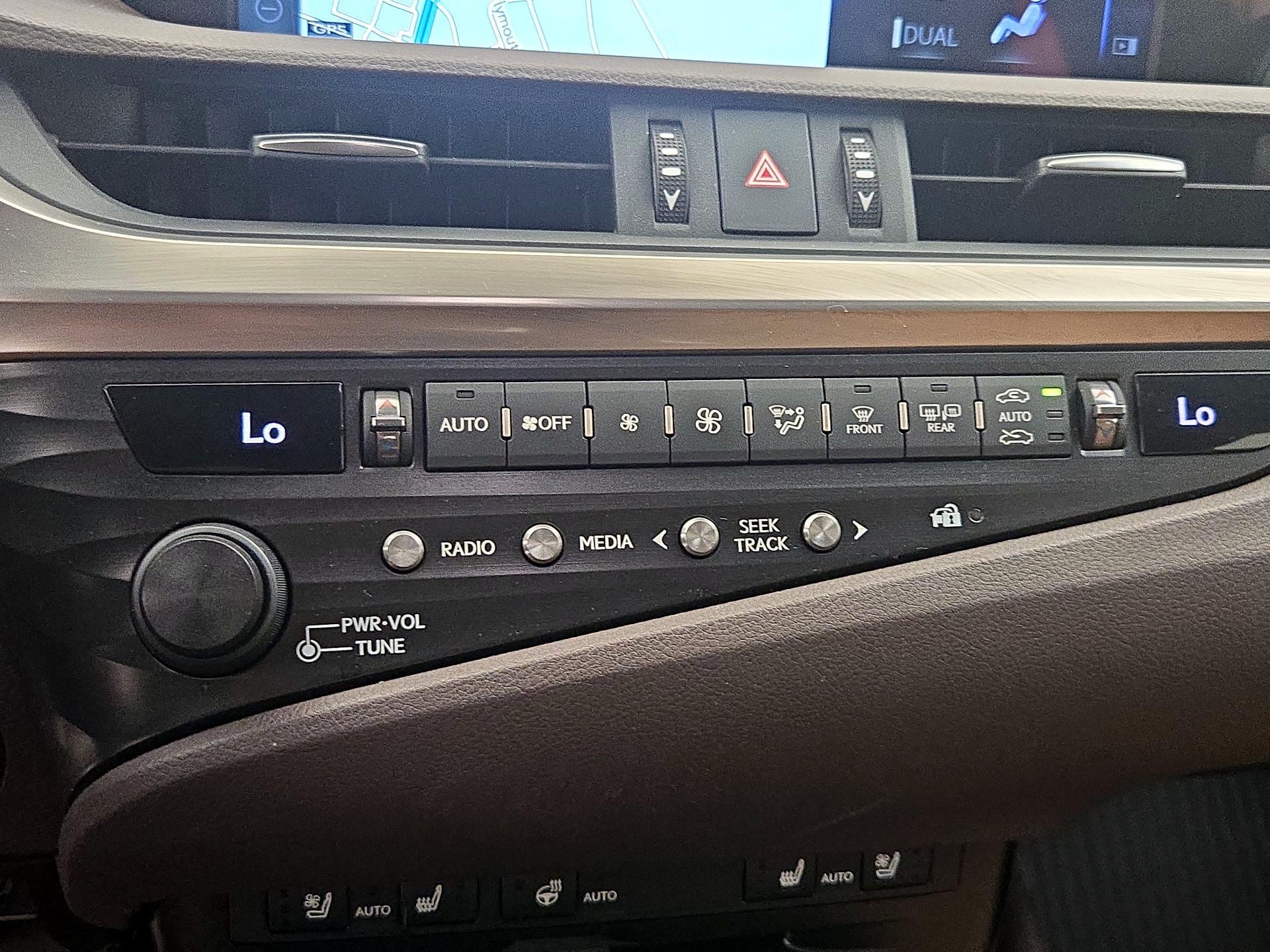 Thumbnail: 2019 Lexus ES - 17