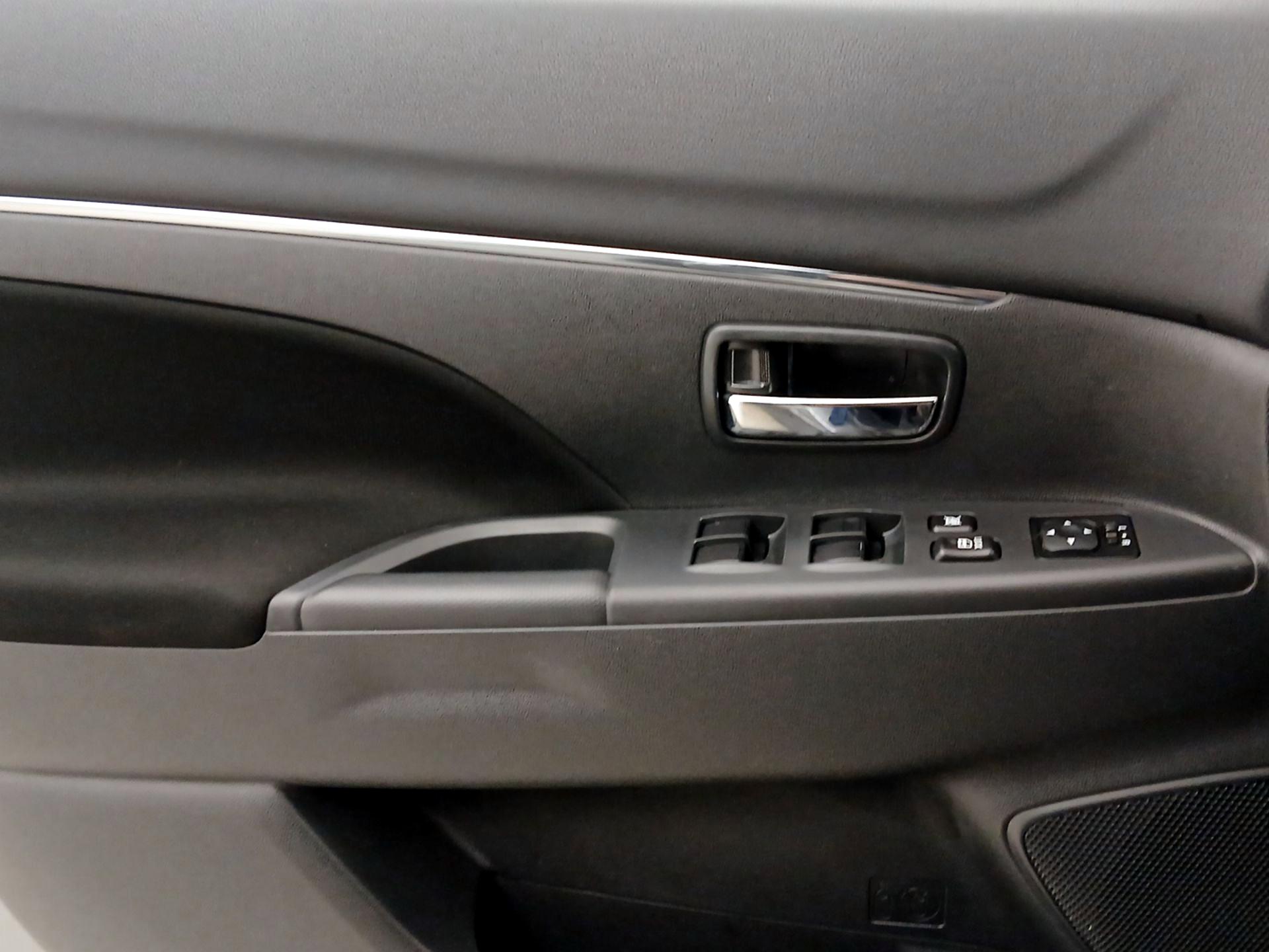 Thumbnail: 2023 Mitsubishi Outlander Sport - 10