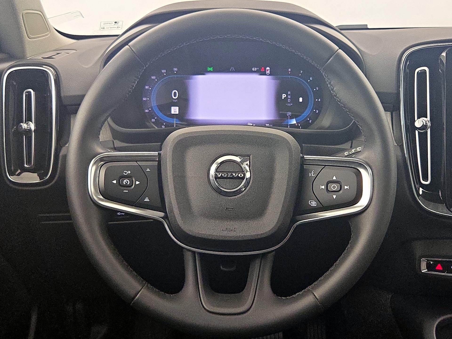 Thumbnail: 2023 Volvo XC40 - 10