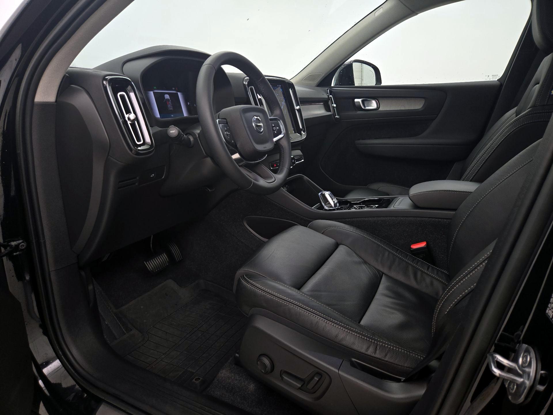 Thumbnail: 2023 Volvo XC40 - 11