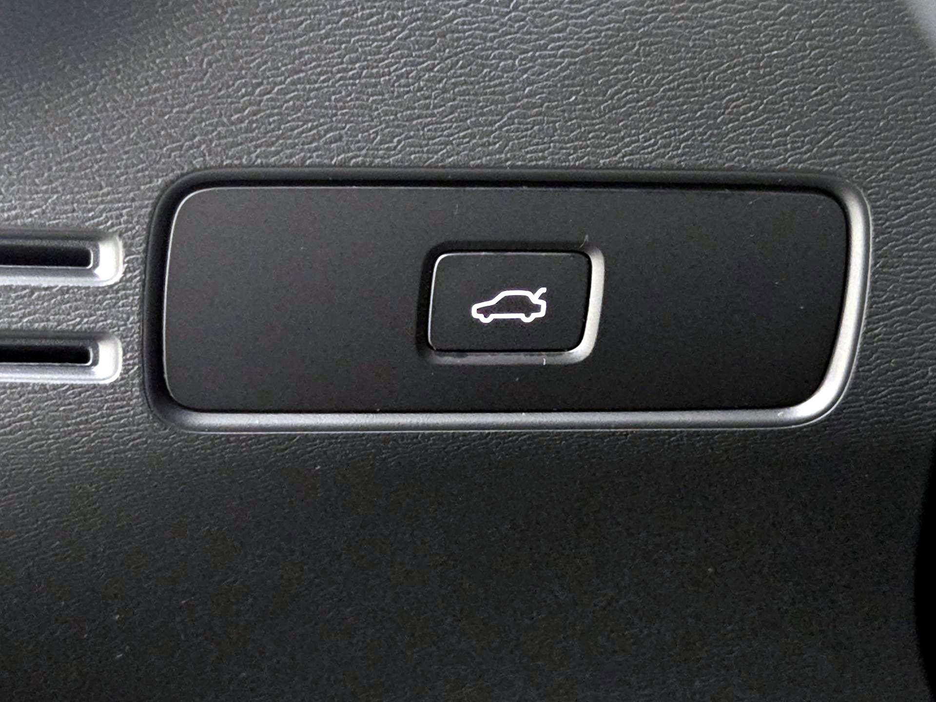 Thumbnail: 2023 Volvo XC40 - 13