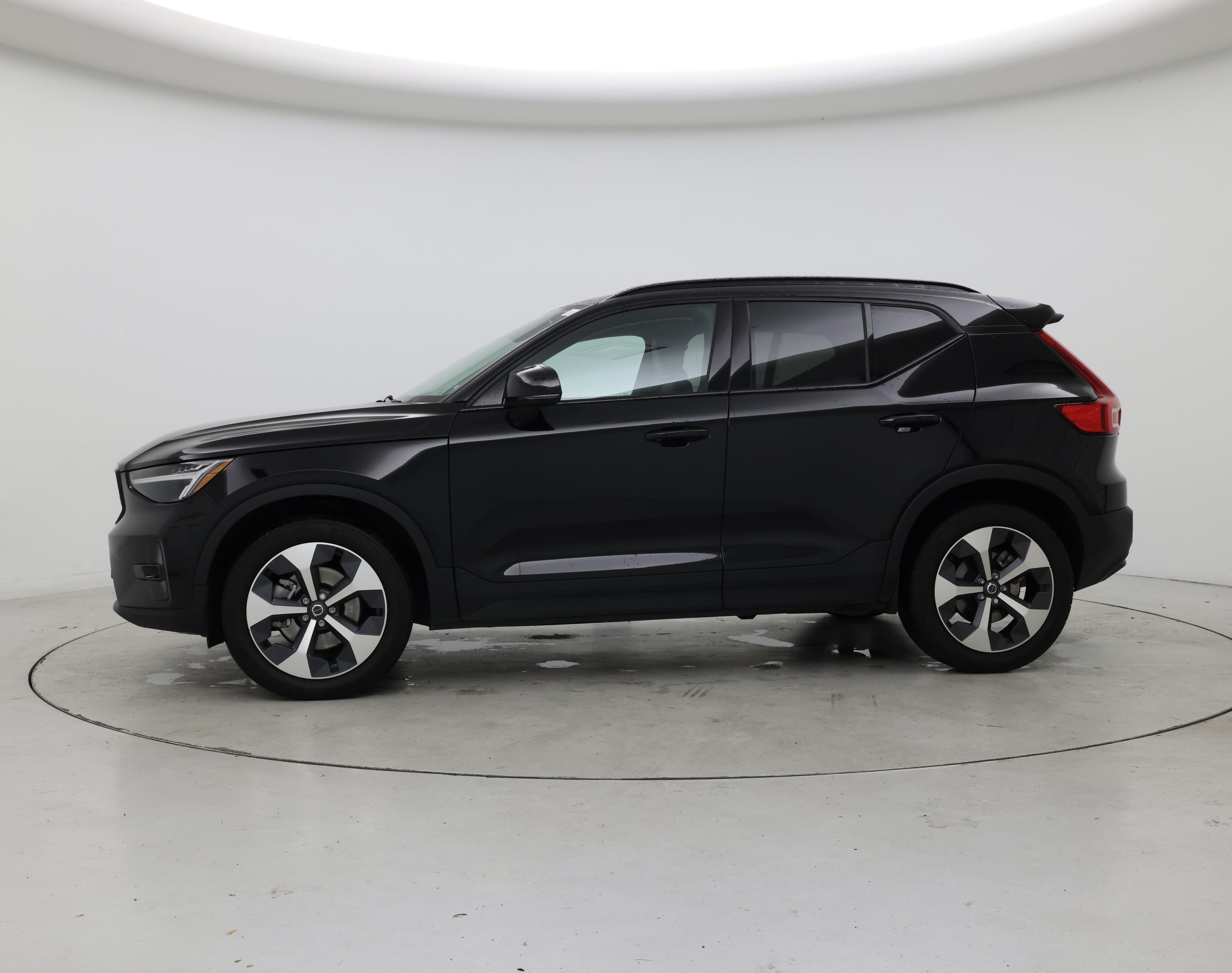 Thumbnail: 2023 Volvo XC40 - 3