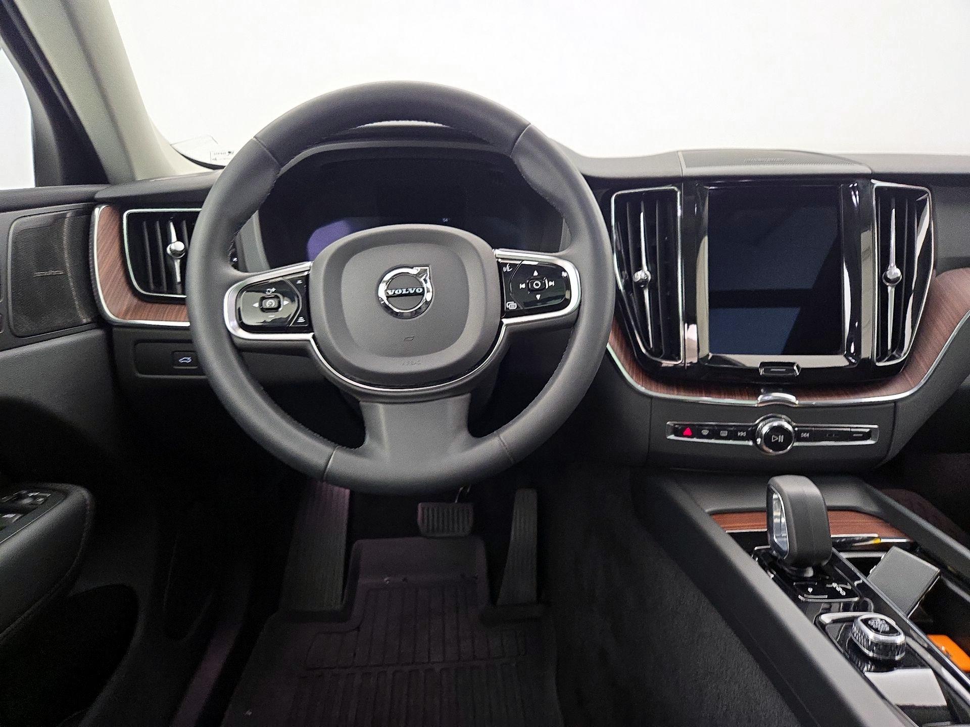 Thumbnail: 2023 Volvo XC60 - 10