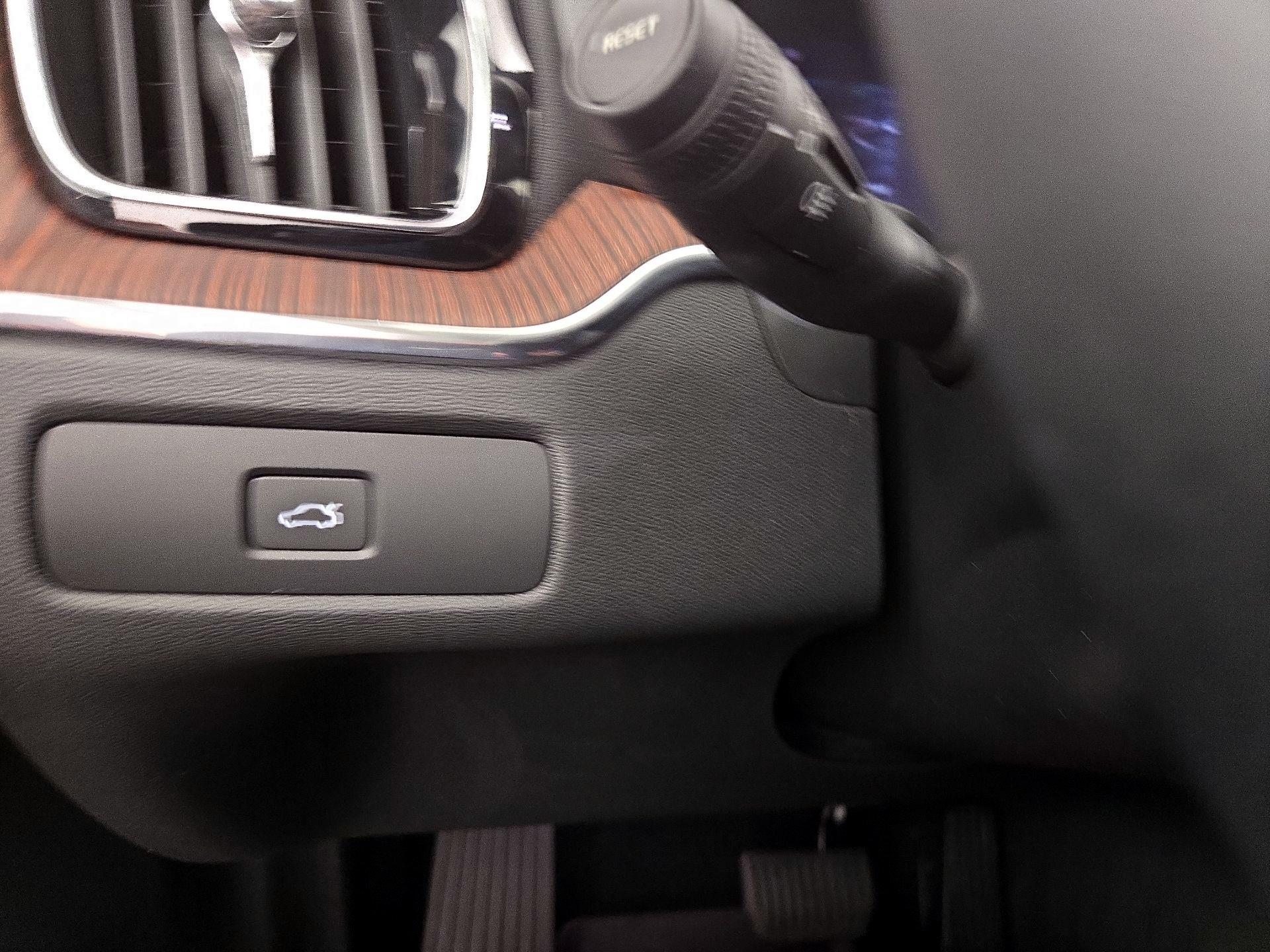 Thumbnail: 2023 Volvo XC60 - 13