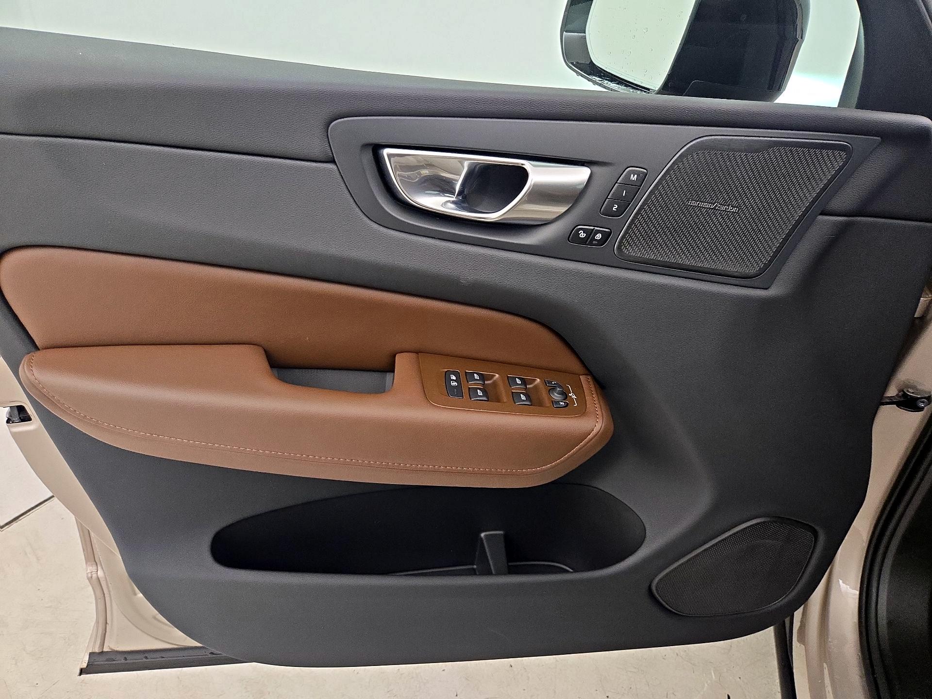 Thumbnail: 2023 Volvo XC60 - 12