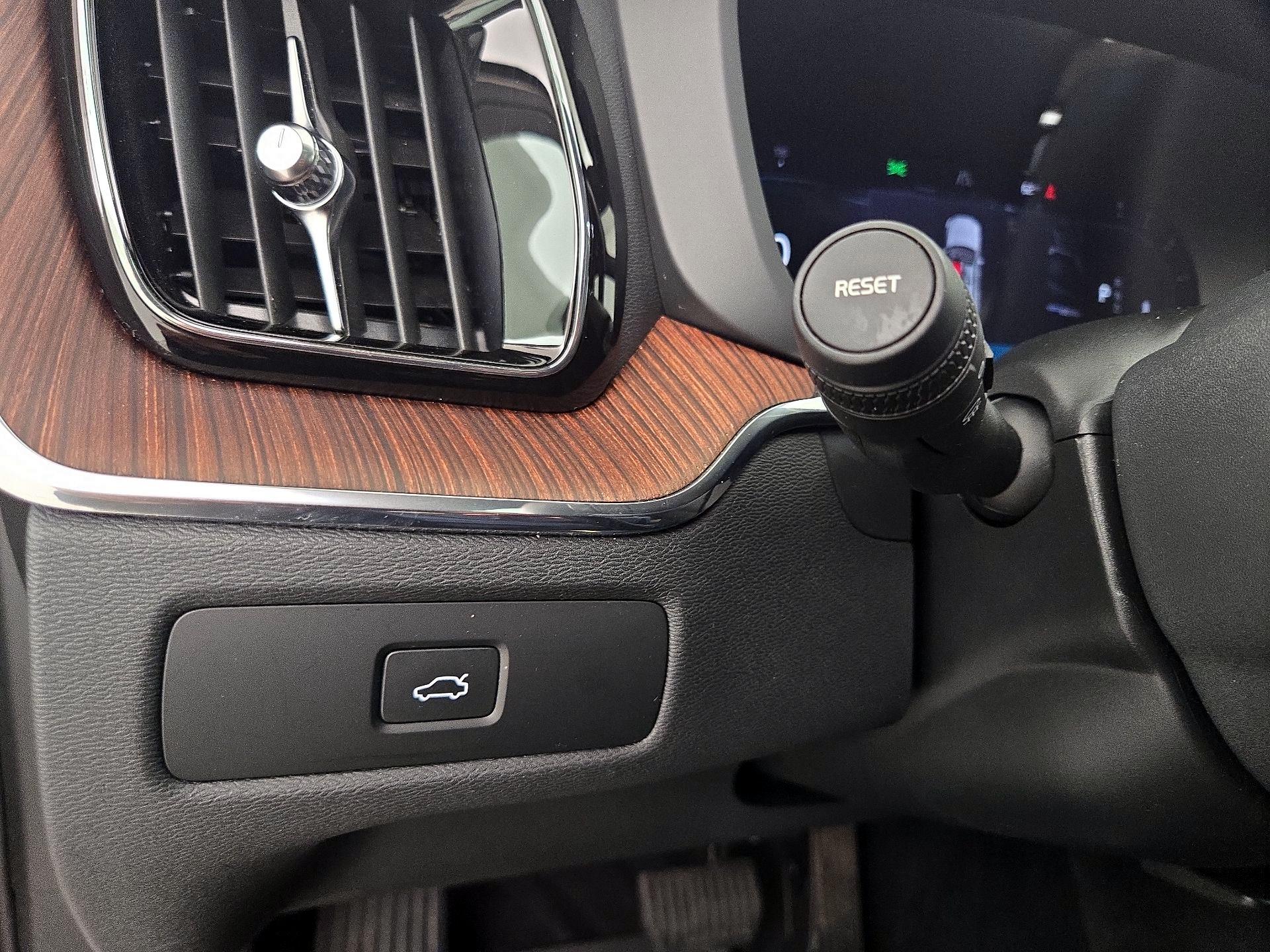 Thumbnail: 2023 Volvo XC60 - 13
