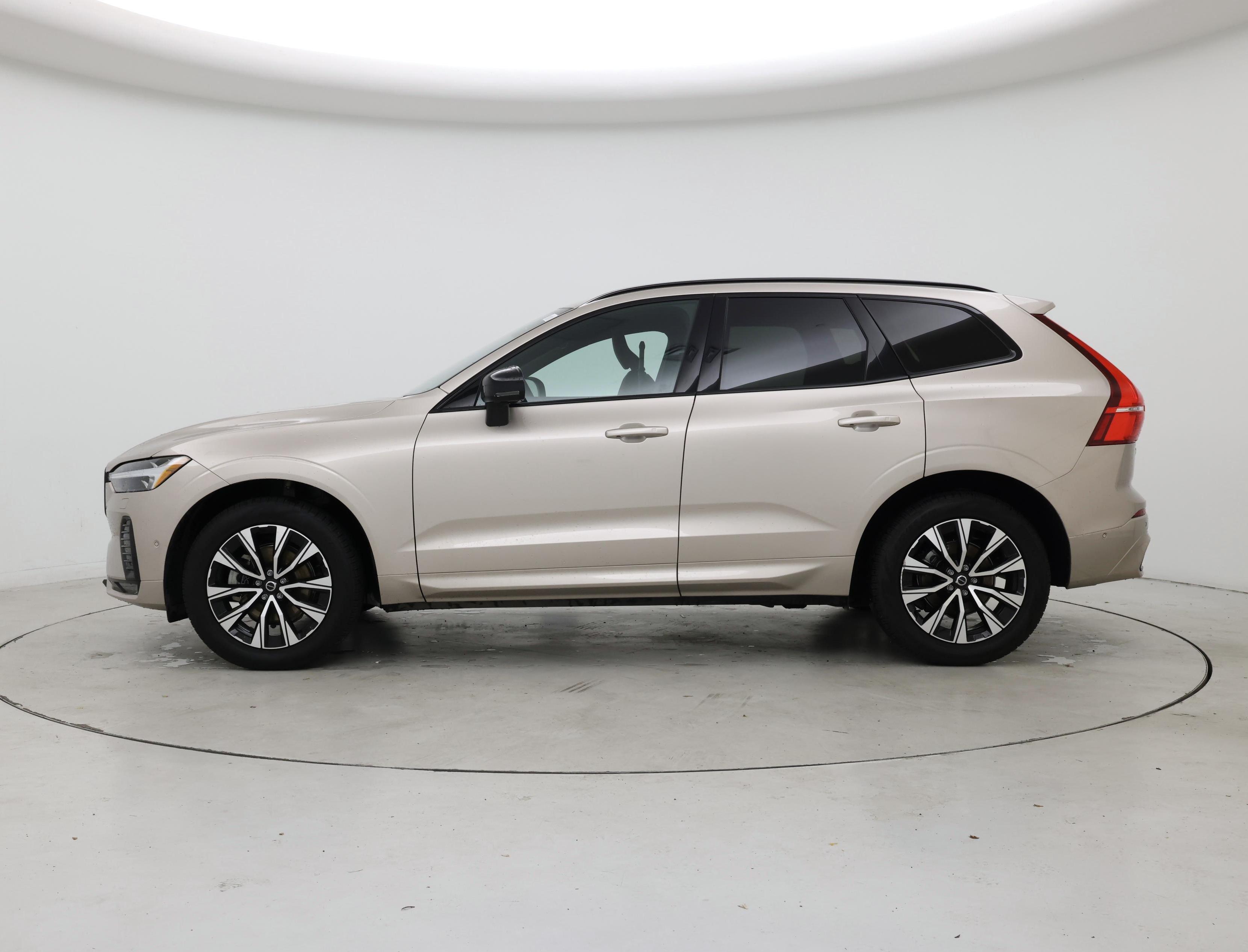 Thumbnail: 2023 Volvo XC60 - 3