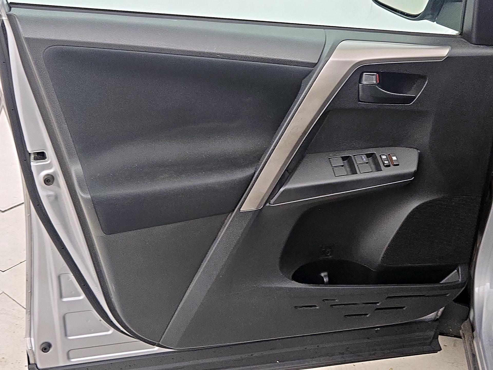 Thumbnail: 2016 Toyota RAV4 - 12