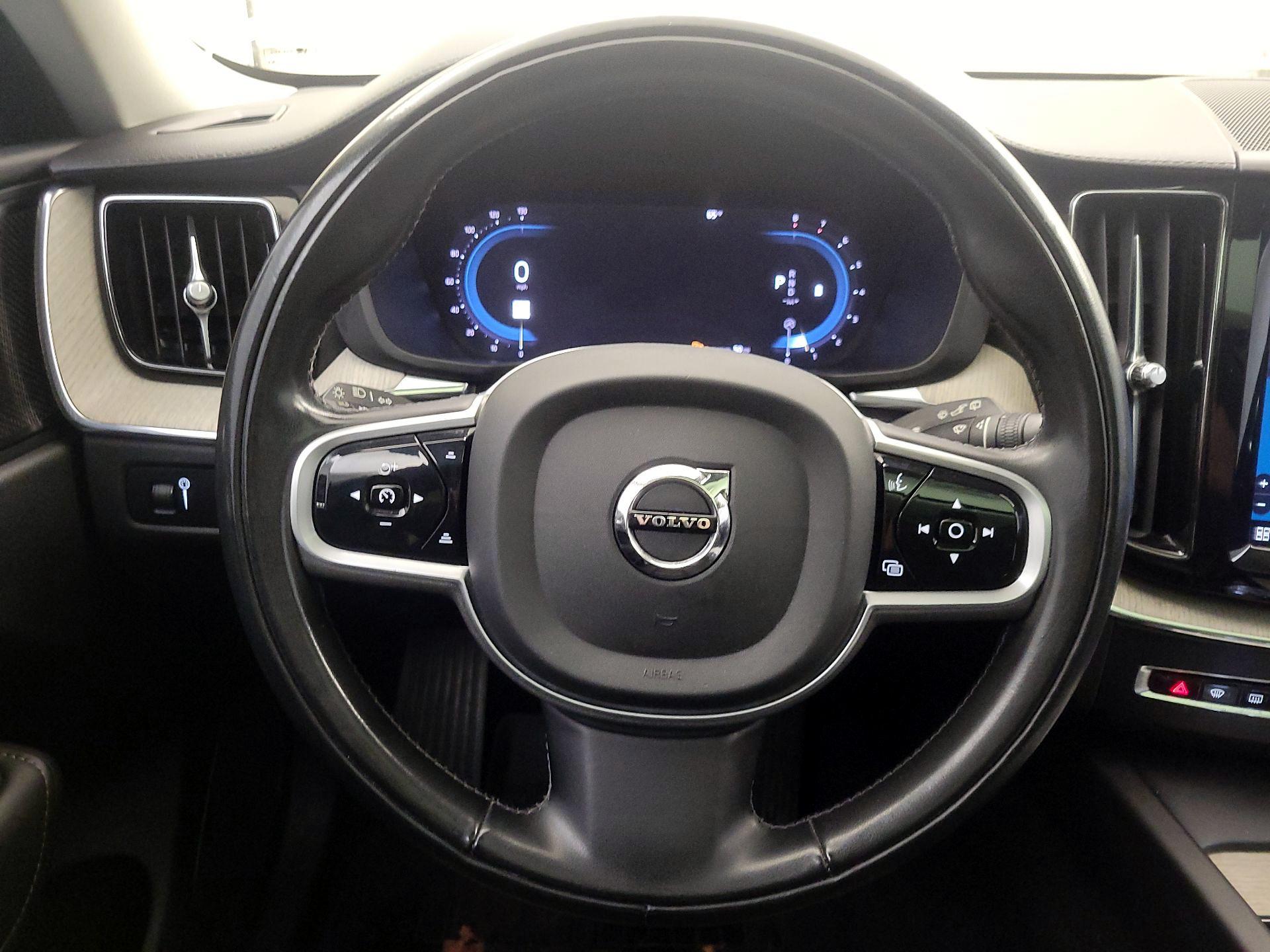 Thumbnail: 2022 Volvo XC60 - 10