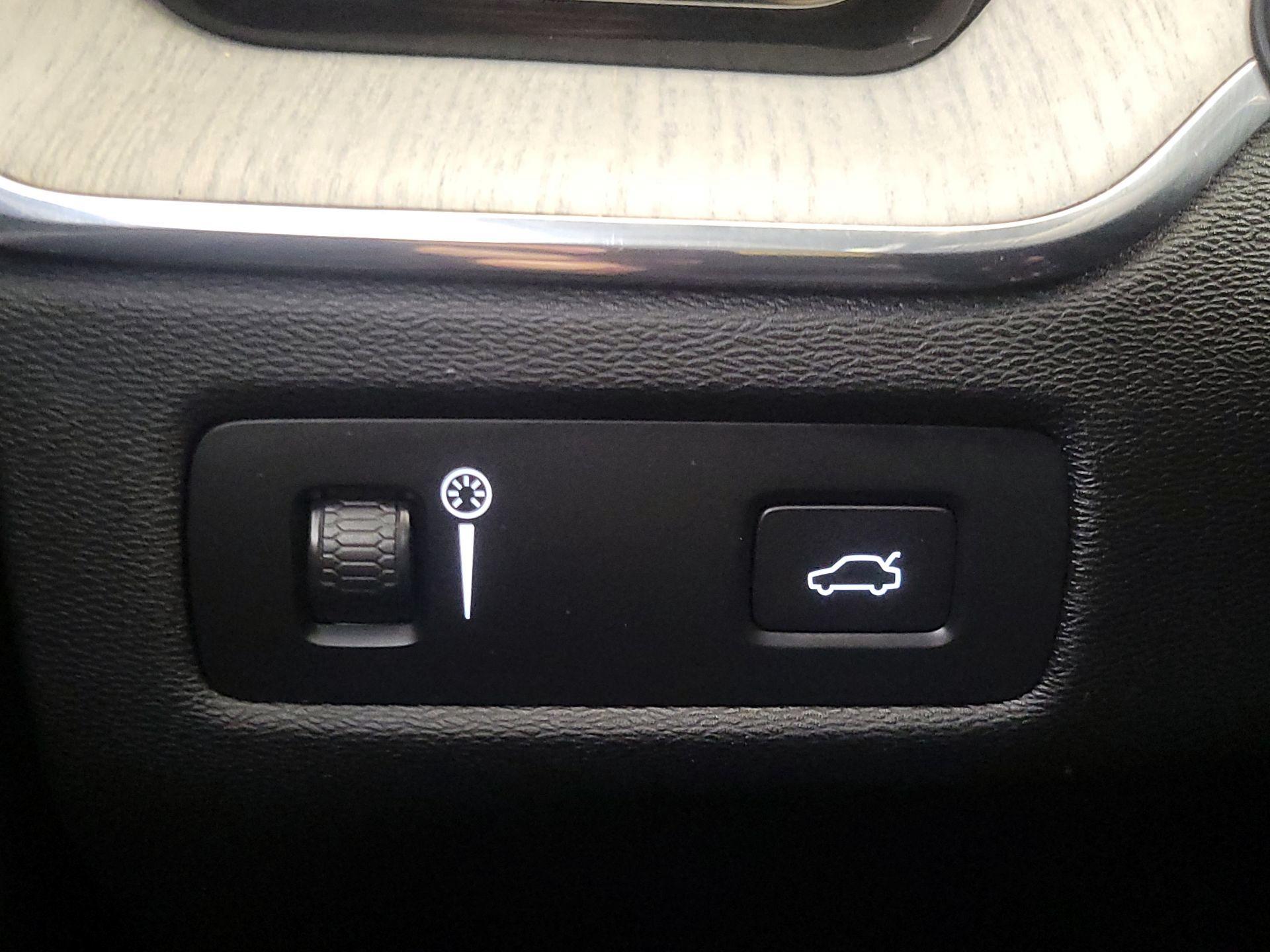 Thumbnail: 2022 Volvo XC60 - 13