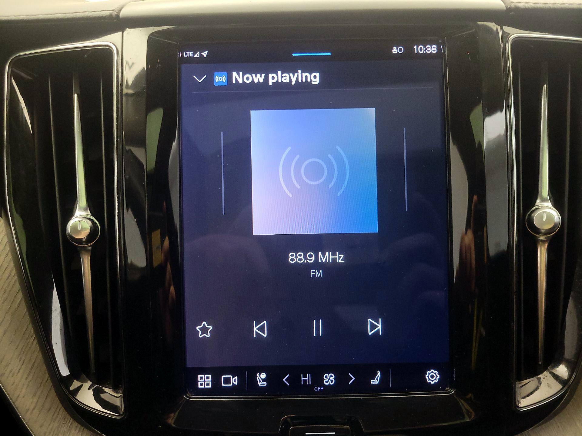 Thumbnail: 2022 Volvo XC60 - 16