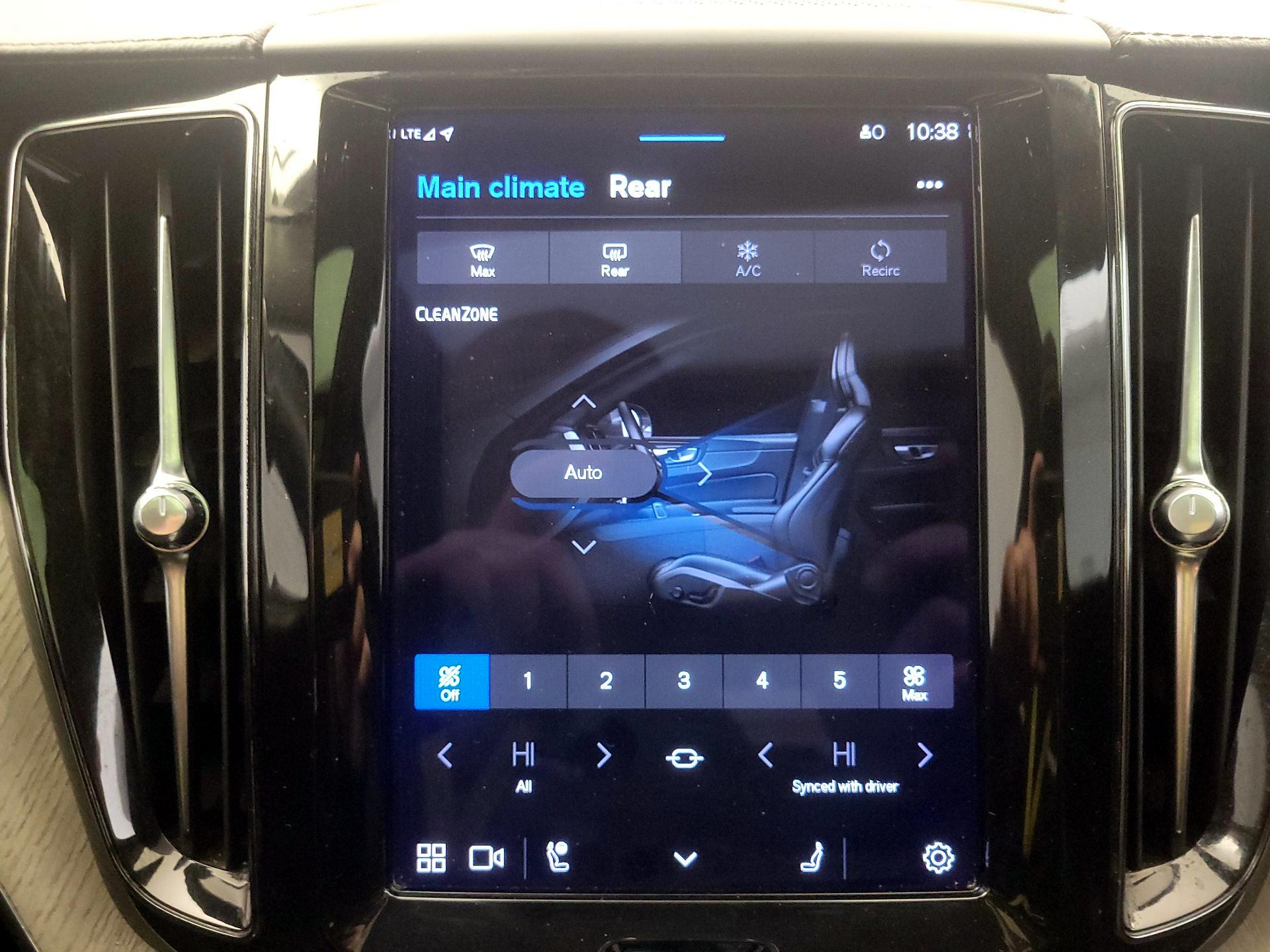 Thumbnail: 2022 Volvo XC60 - 17