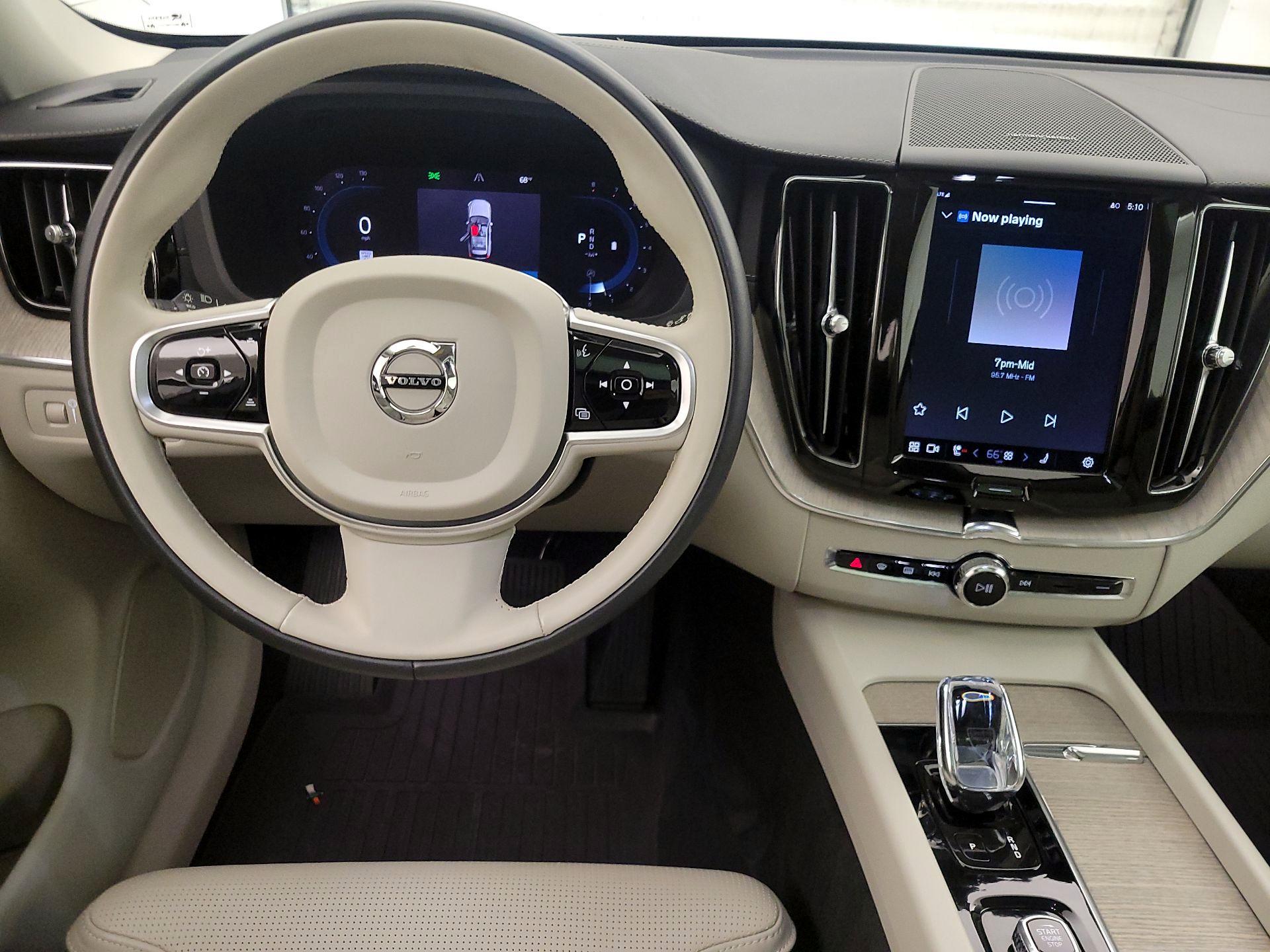 Thumbnail: 2022 Volvo XC60 - 10