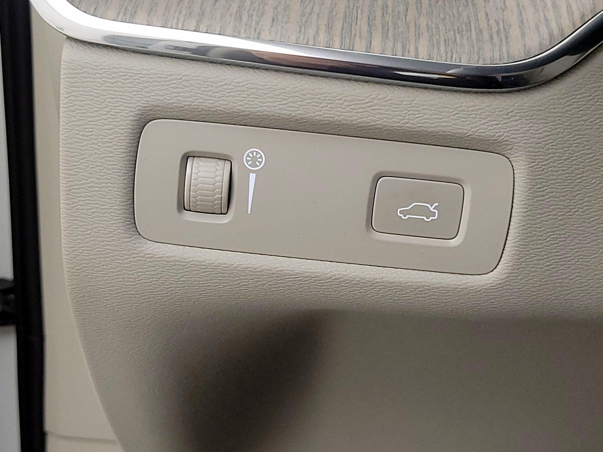 Thumbnail: 2022 Volvo XC60 - 13