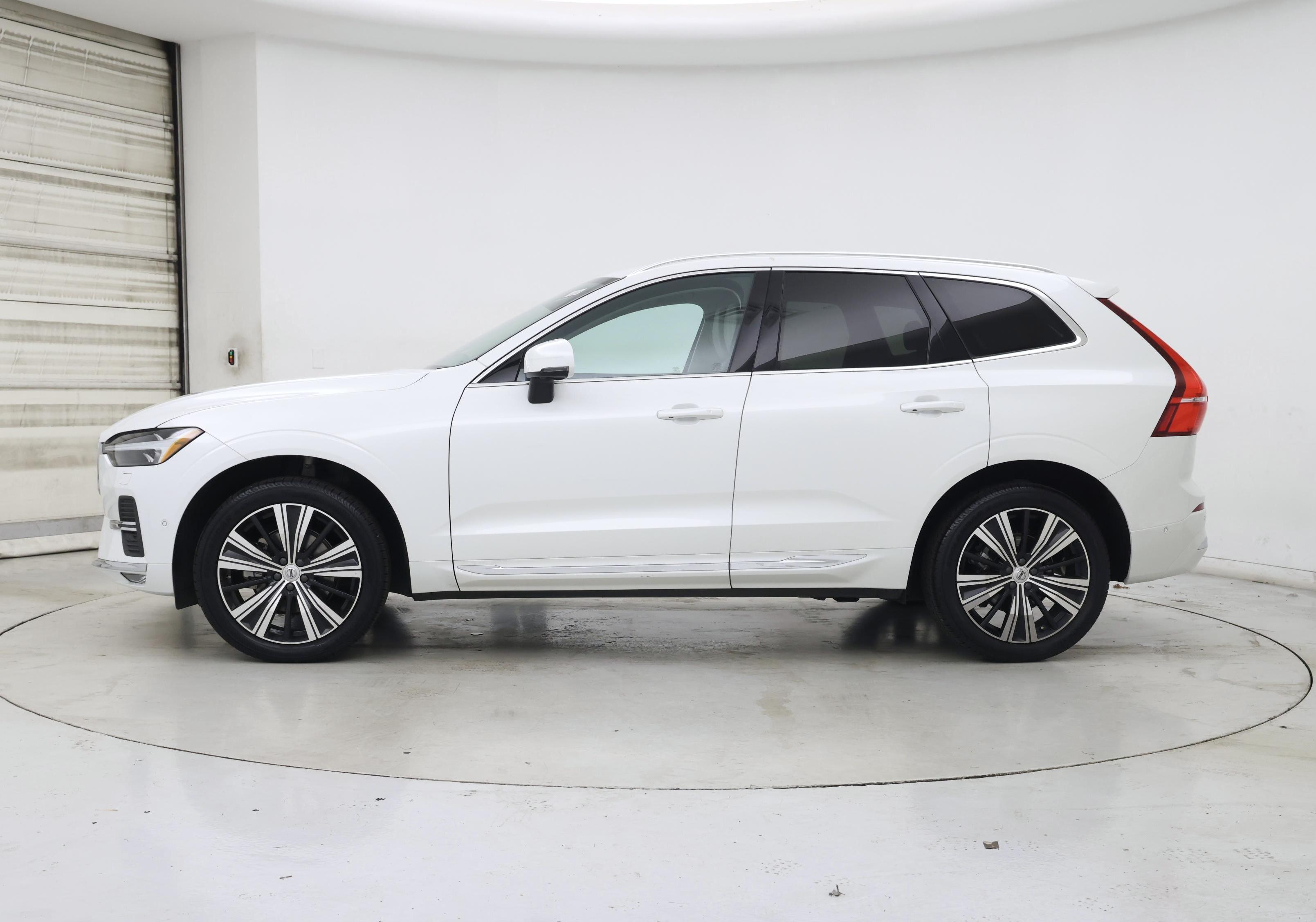 Thumbnail: 2022 Volvo XC60 - 3