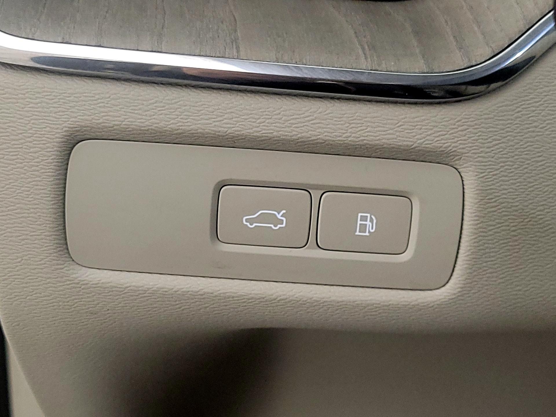 Thumbnail: 2023 Volvo XC60 - 13