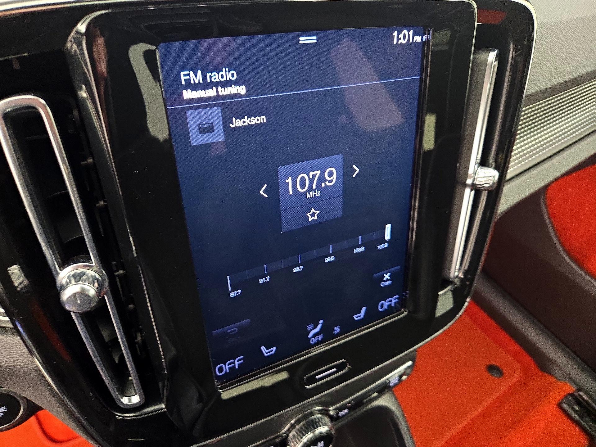 Thumbnail: 2021 Volvo XC40 - 16