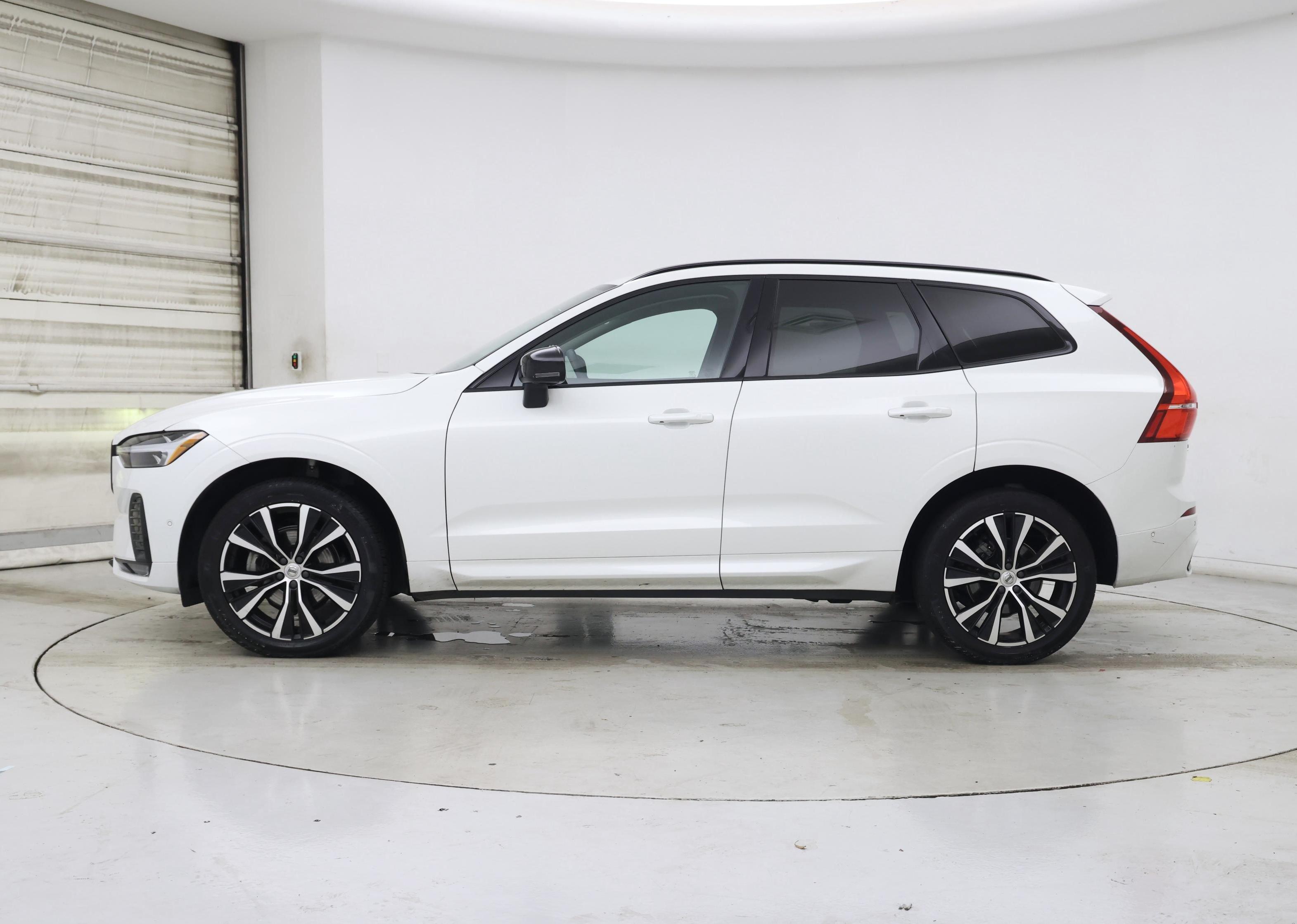 Thumbnail: 2023 Volvo XC60 - 3