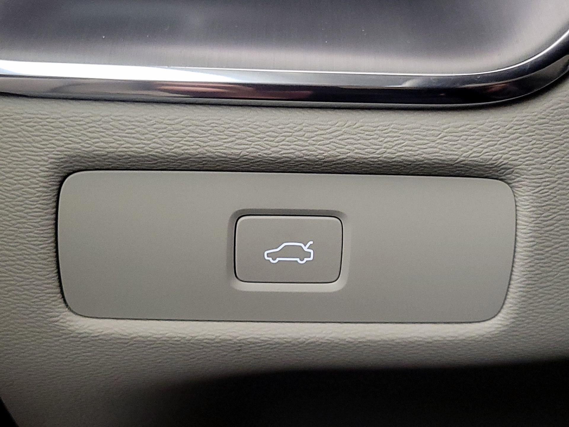Thumbnail: 2023 Volvo XC60 - 13