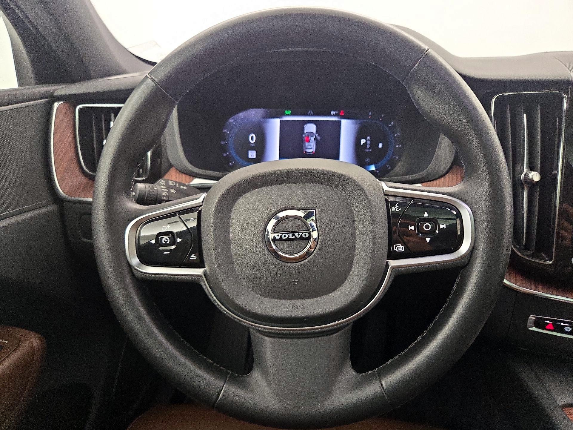 Thumbnail: 2023 Volvo XC60 - 10