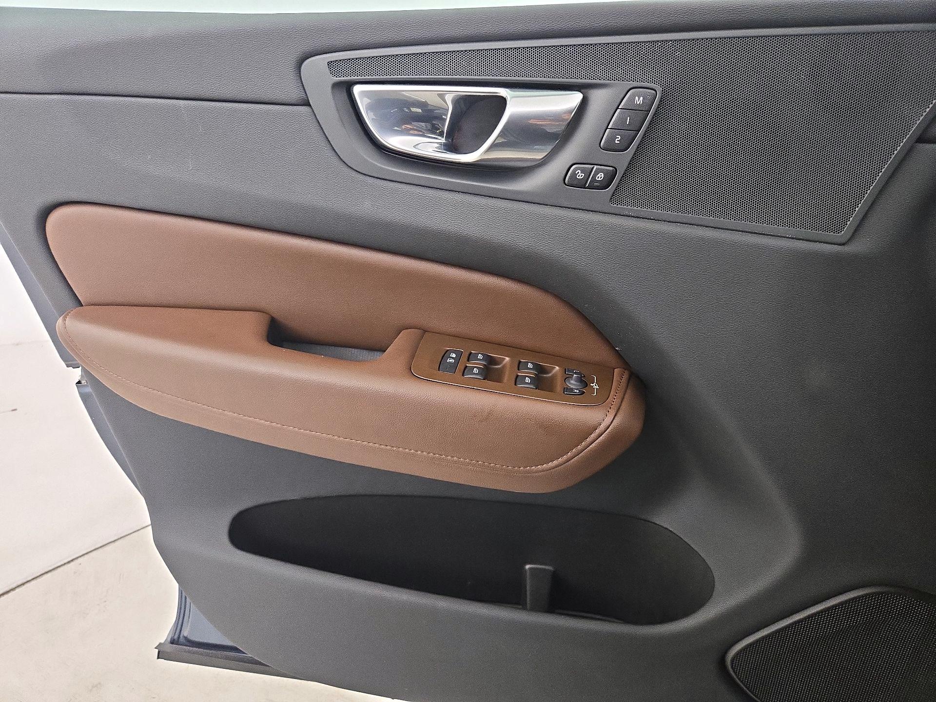 Thumbnail: 2023 Volvo XC60 - 12
