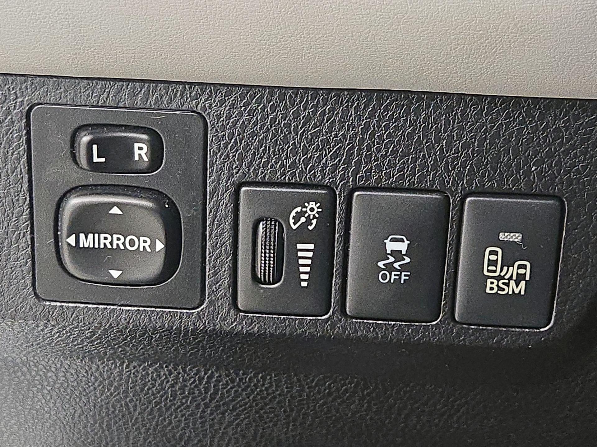 Thumbnail: 2014 Toyota RAV4 - 13