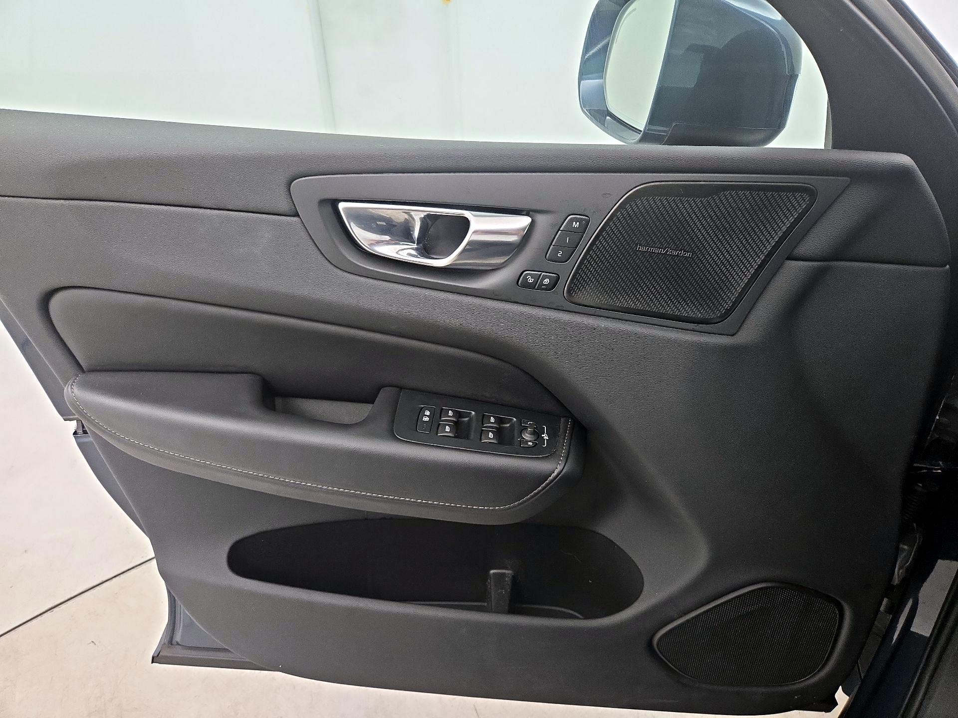 Thumbnail: 2022 Volvo XC60 - 12